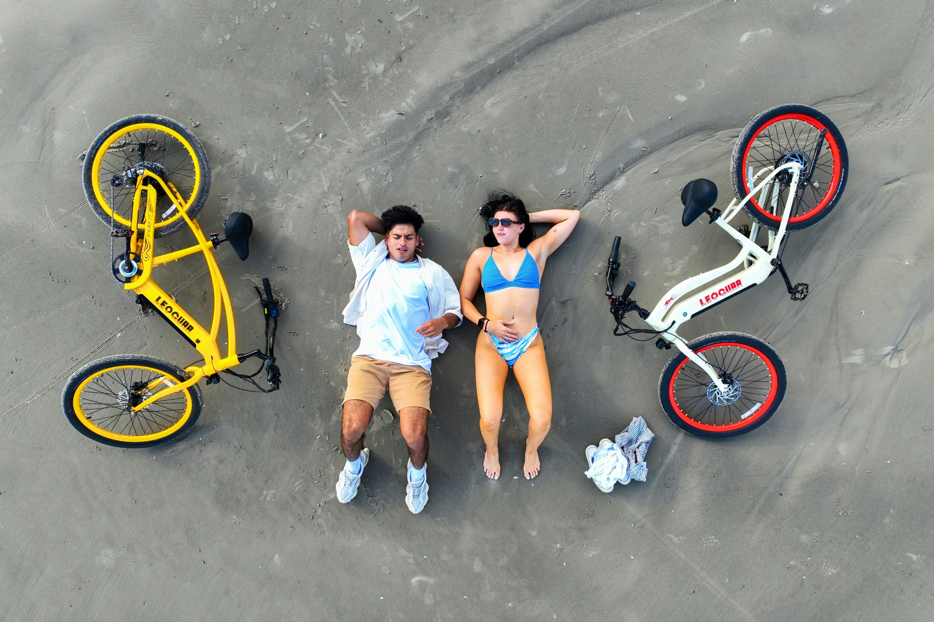 Quelques personnes qui sont allongées dans le sable