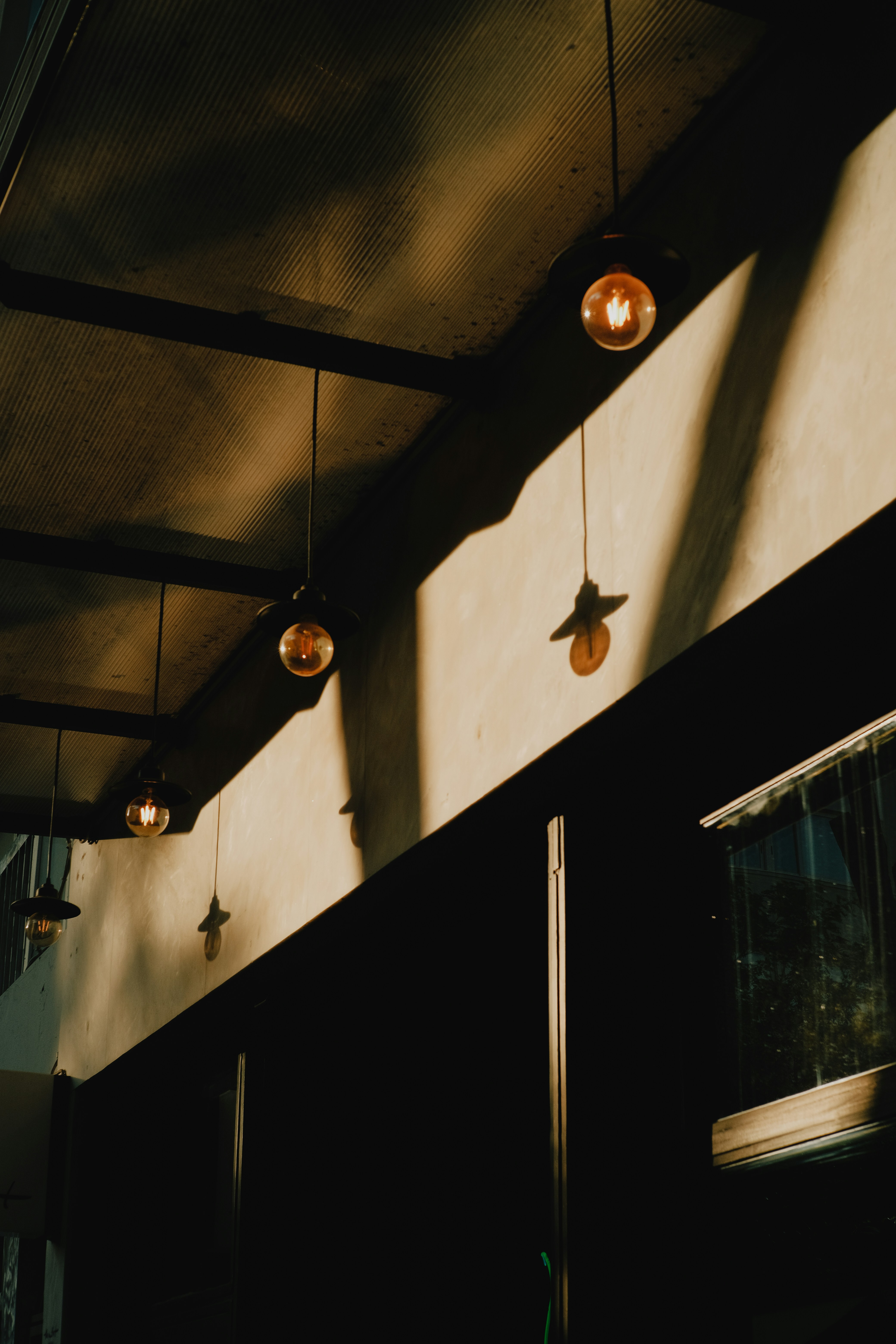 건물 측면에 매달려 있는 한 무리의 조명