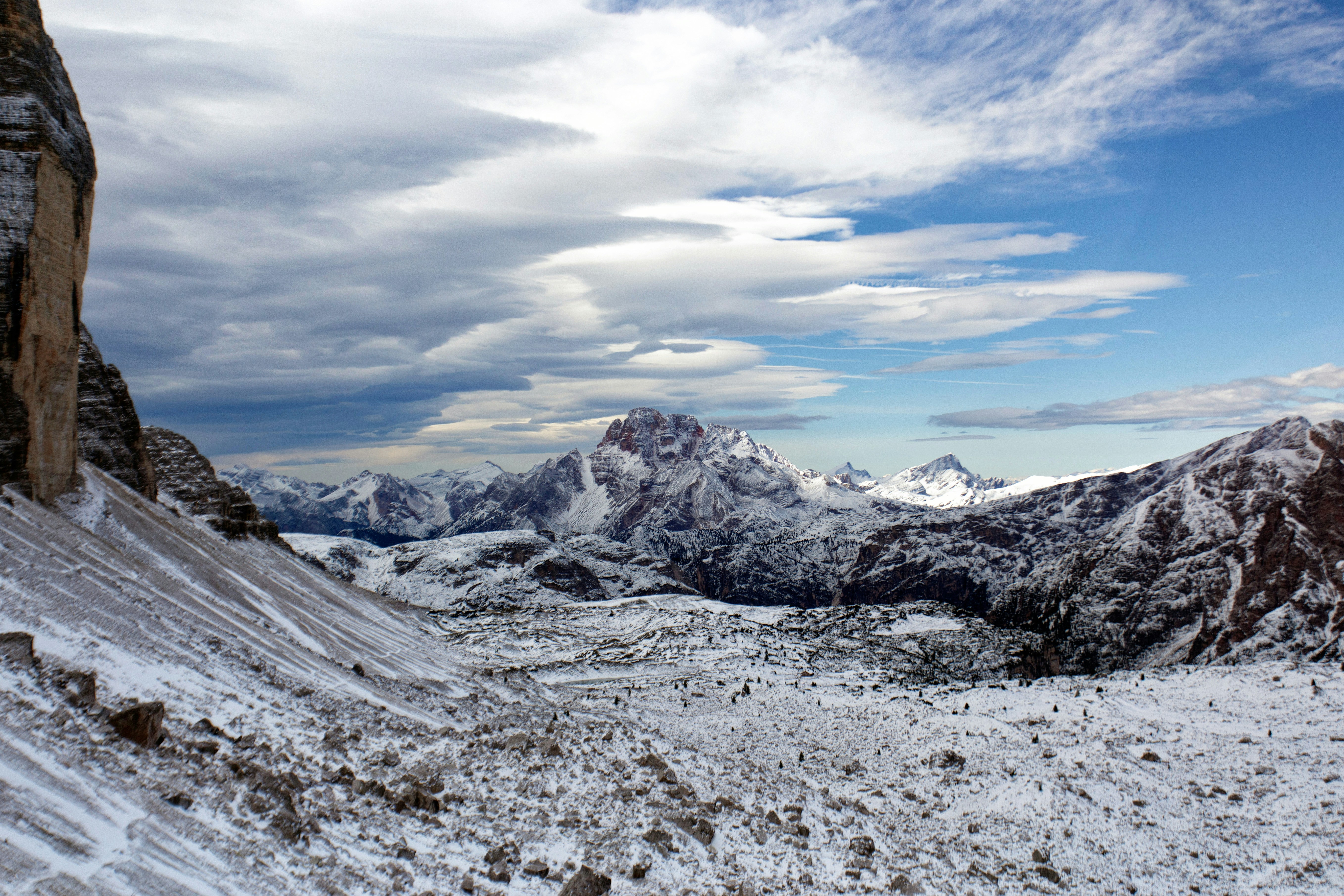 Eine verschneite Landschaft mit Bergen im Hintergrund