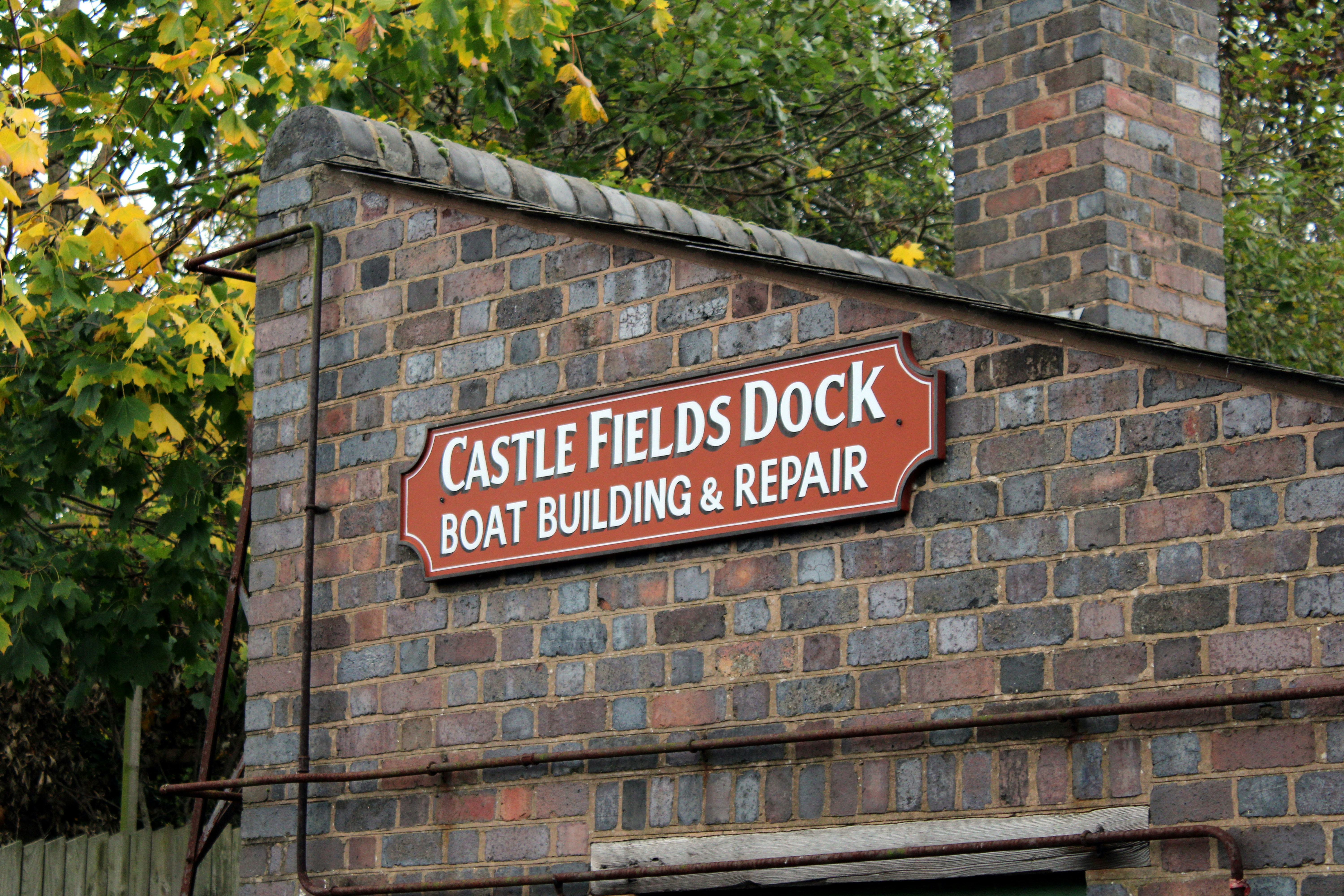 Ein Backsteingebäude mit einem Schild mit der Aufschrift Castle Fields Dock