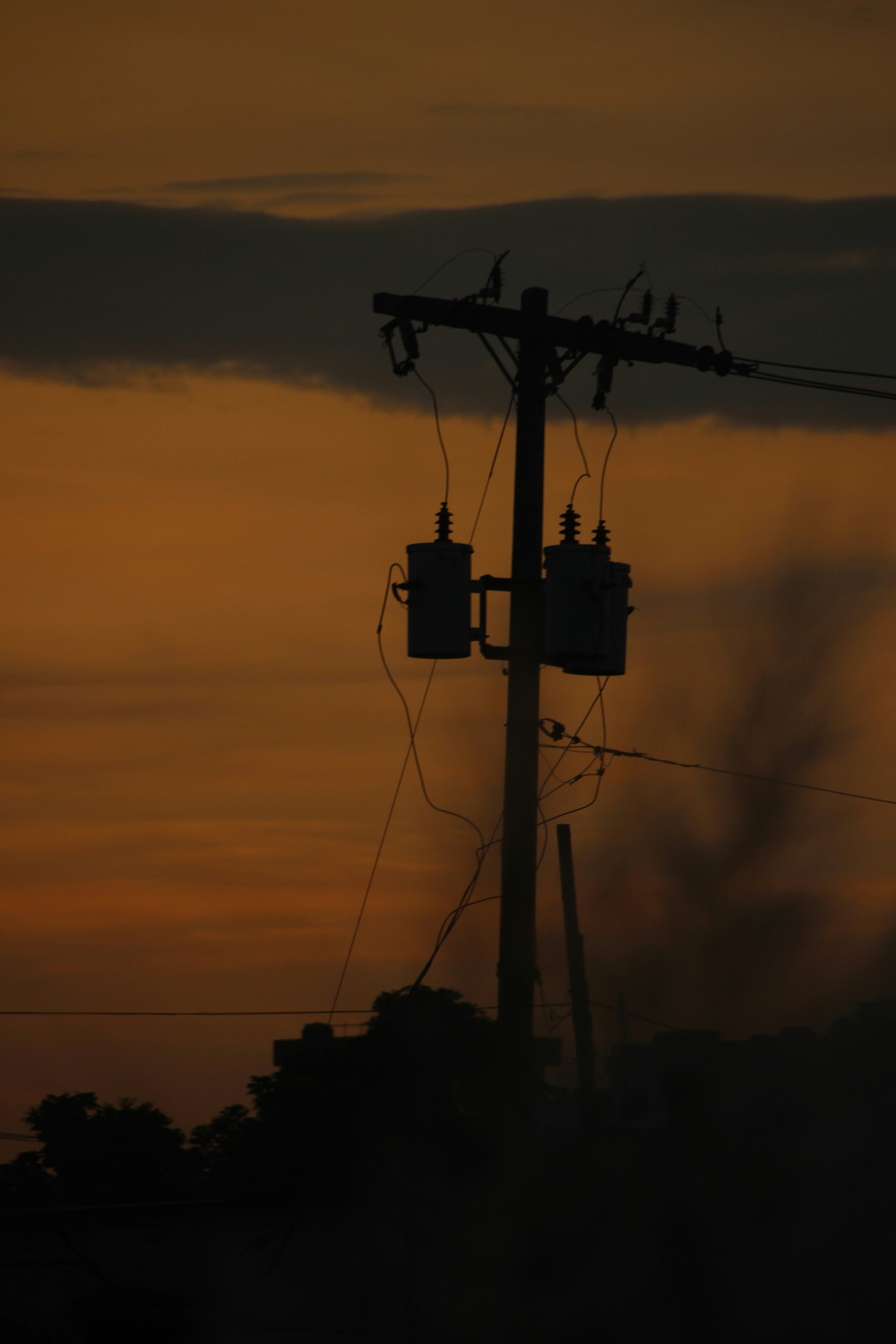 Un poteau téléphonique avec un ciel en arrière-plan