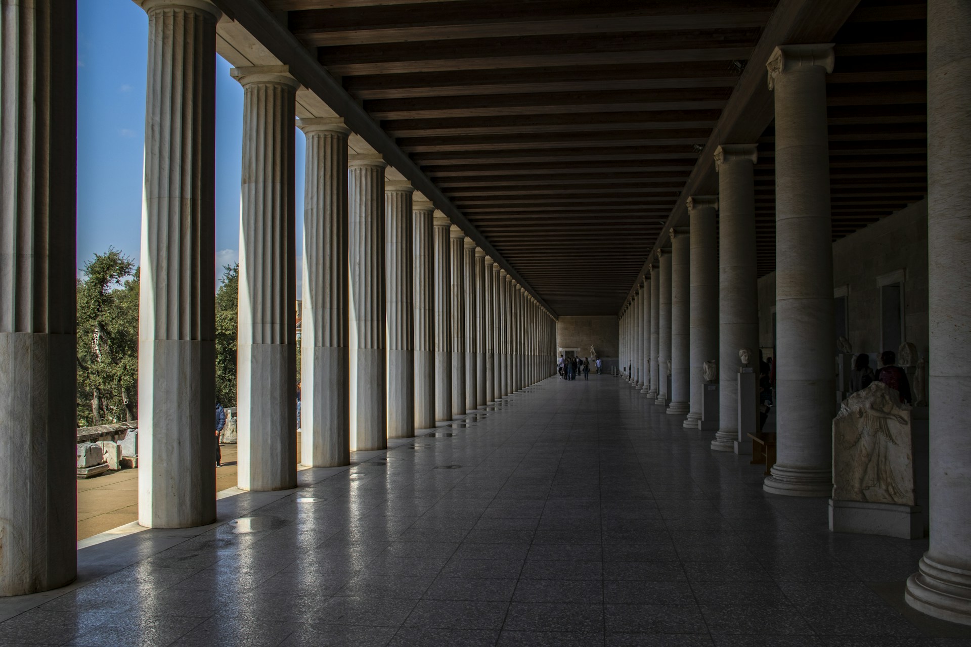 A long hallway with columns and columns on both sides