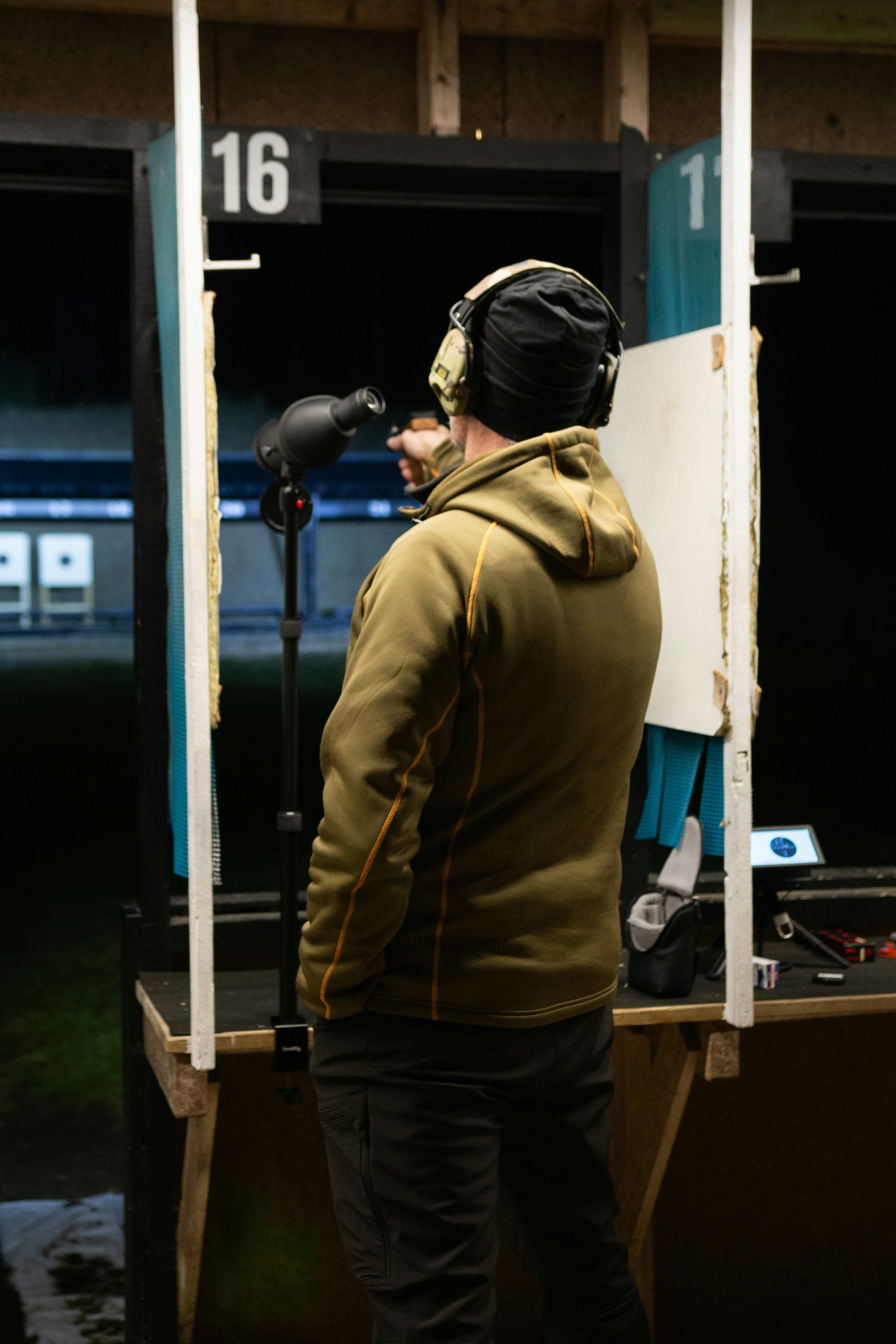 Un hombre de pie frente a un espejo