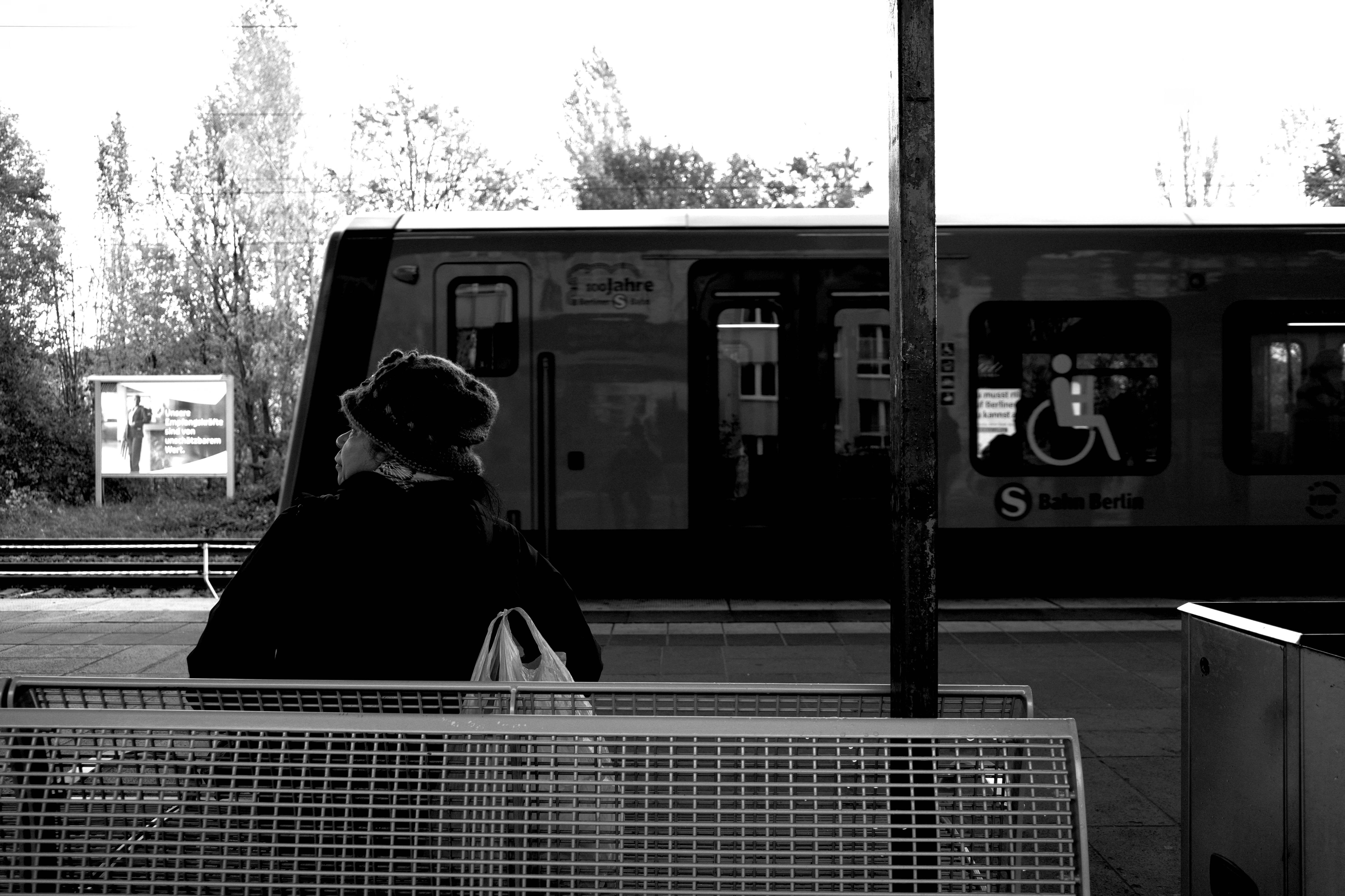 Bir masa üzerinde duran toplu taşıma kartı, hesap makinesi ve madeni paralarla yapılan aylık ulaşım bütçesi hesaplaması görseli.