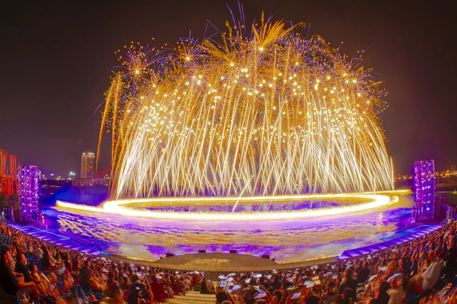 河岸邊等待煙火的觀眾