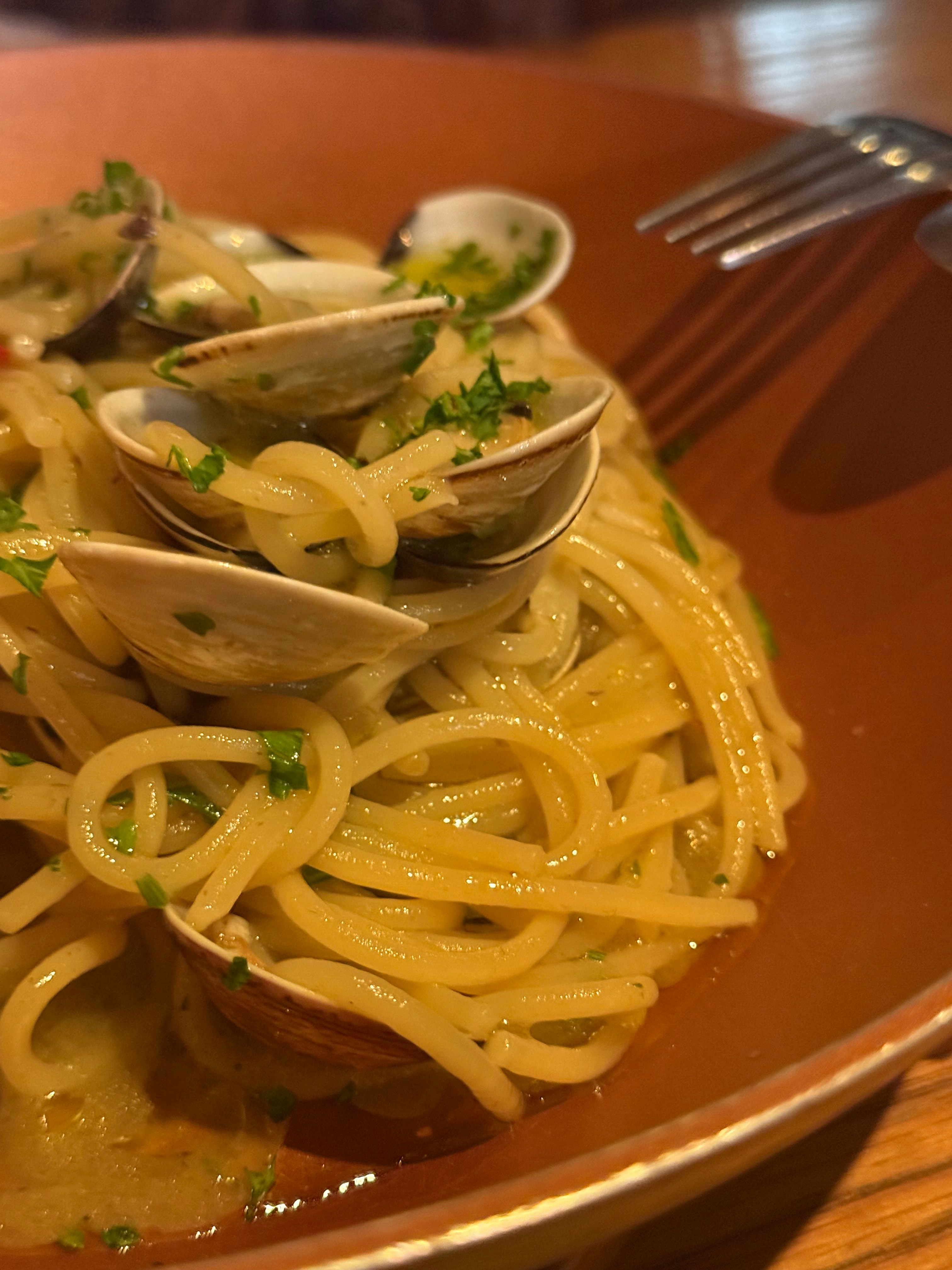 Polpo alla luciana in tegame di coccio con salsa rossa e prezzemolo fresco