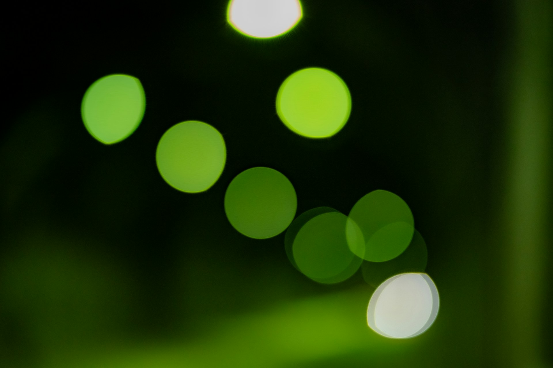 A blurry photo of a street light