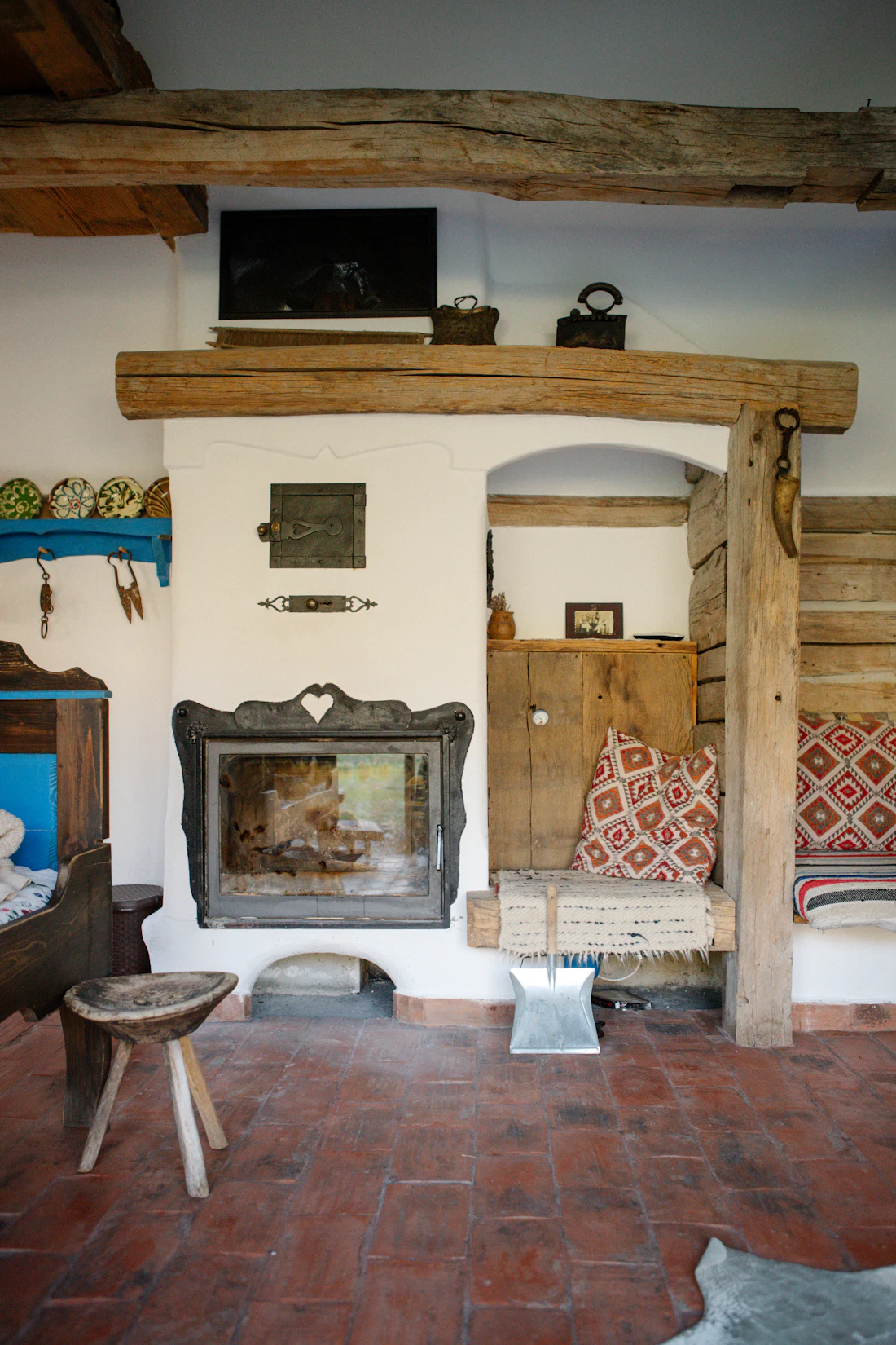 Sala comum com lareira de pedra e mobiliário em madeira