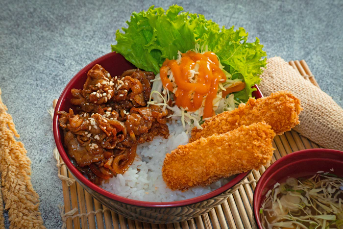 Bowl japonés con arroz, carne y tempura