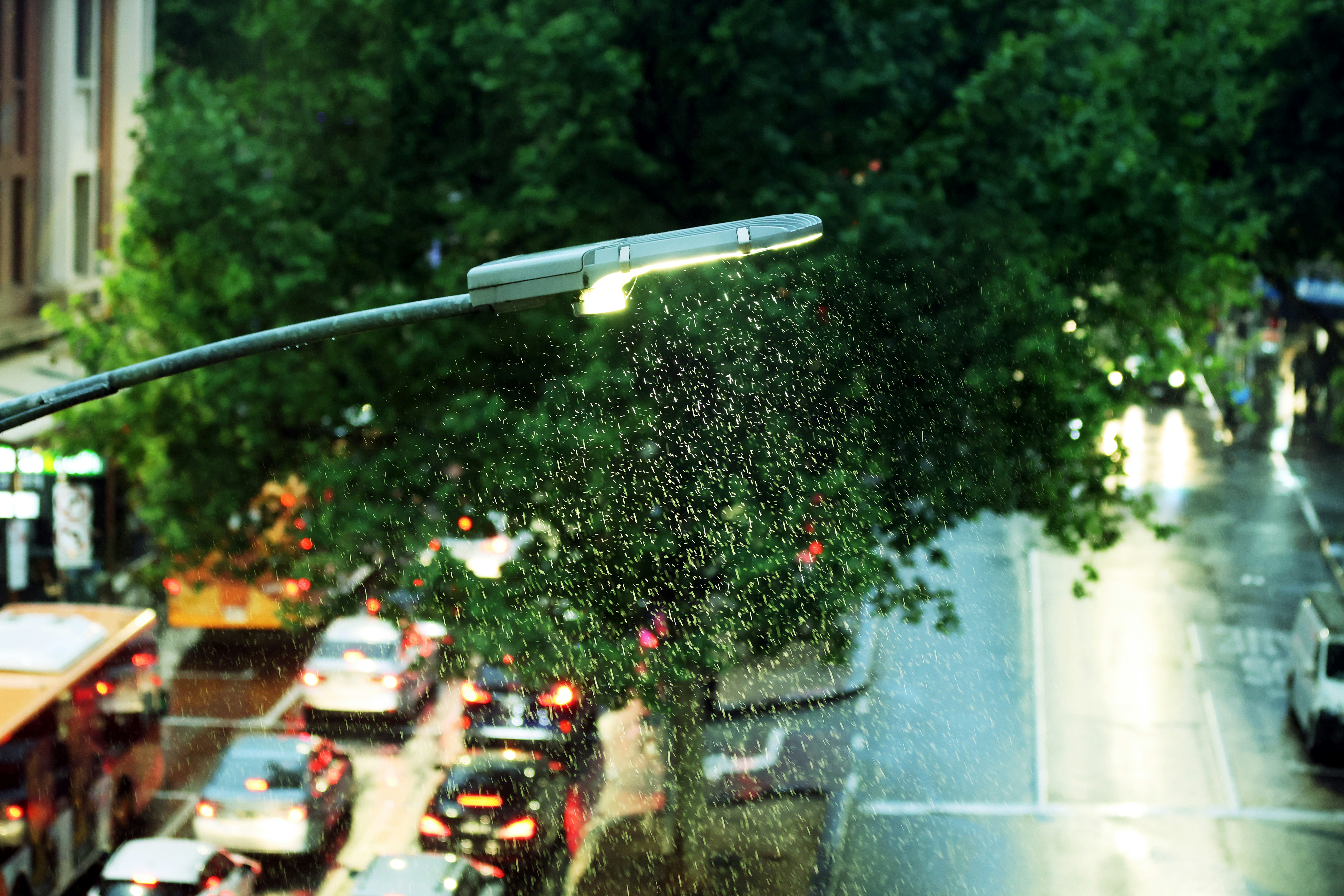 A city street filled with lots of traffic