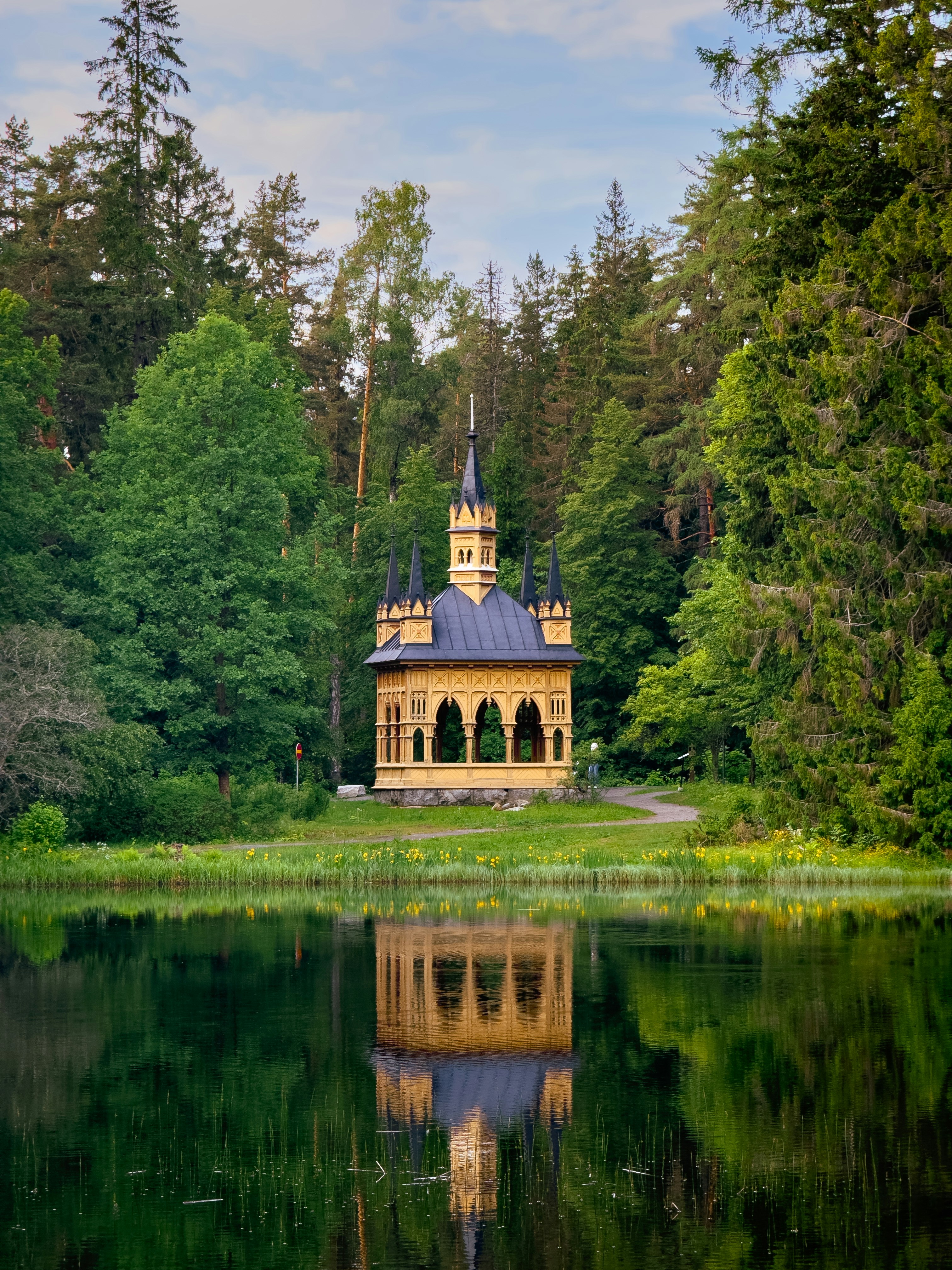 Ein Haus auf einem See, umgeben von Bäumen