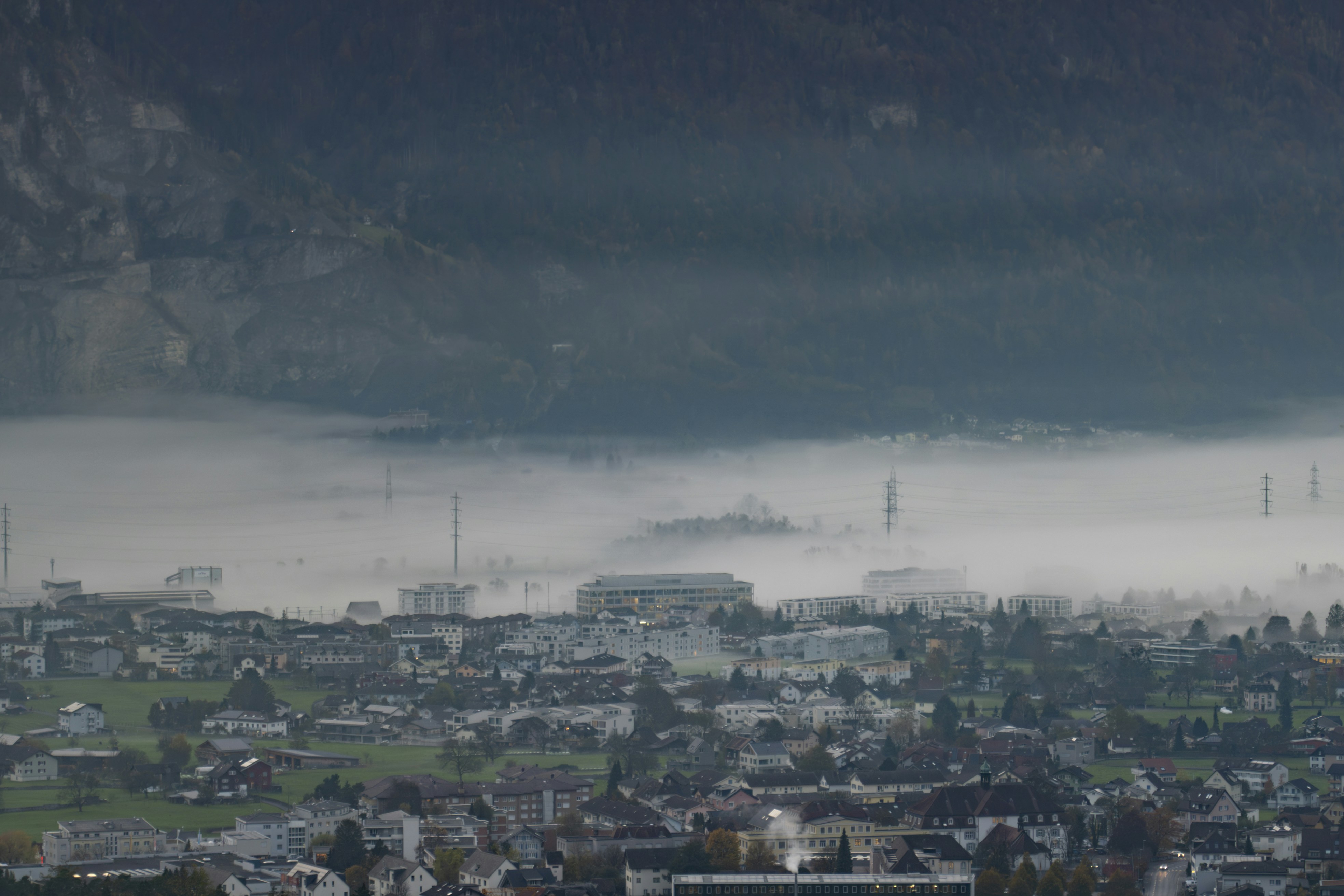 Une vue d’une ville depuis une colline