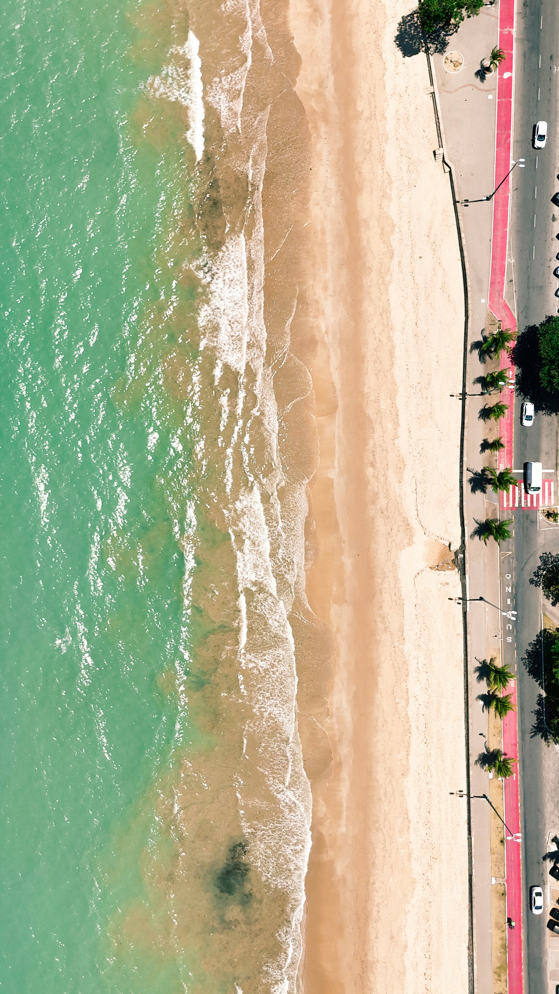 Eine Luftaufnahme eines Strandes und des Ozeans