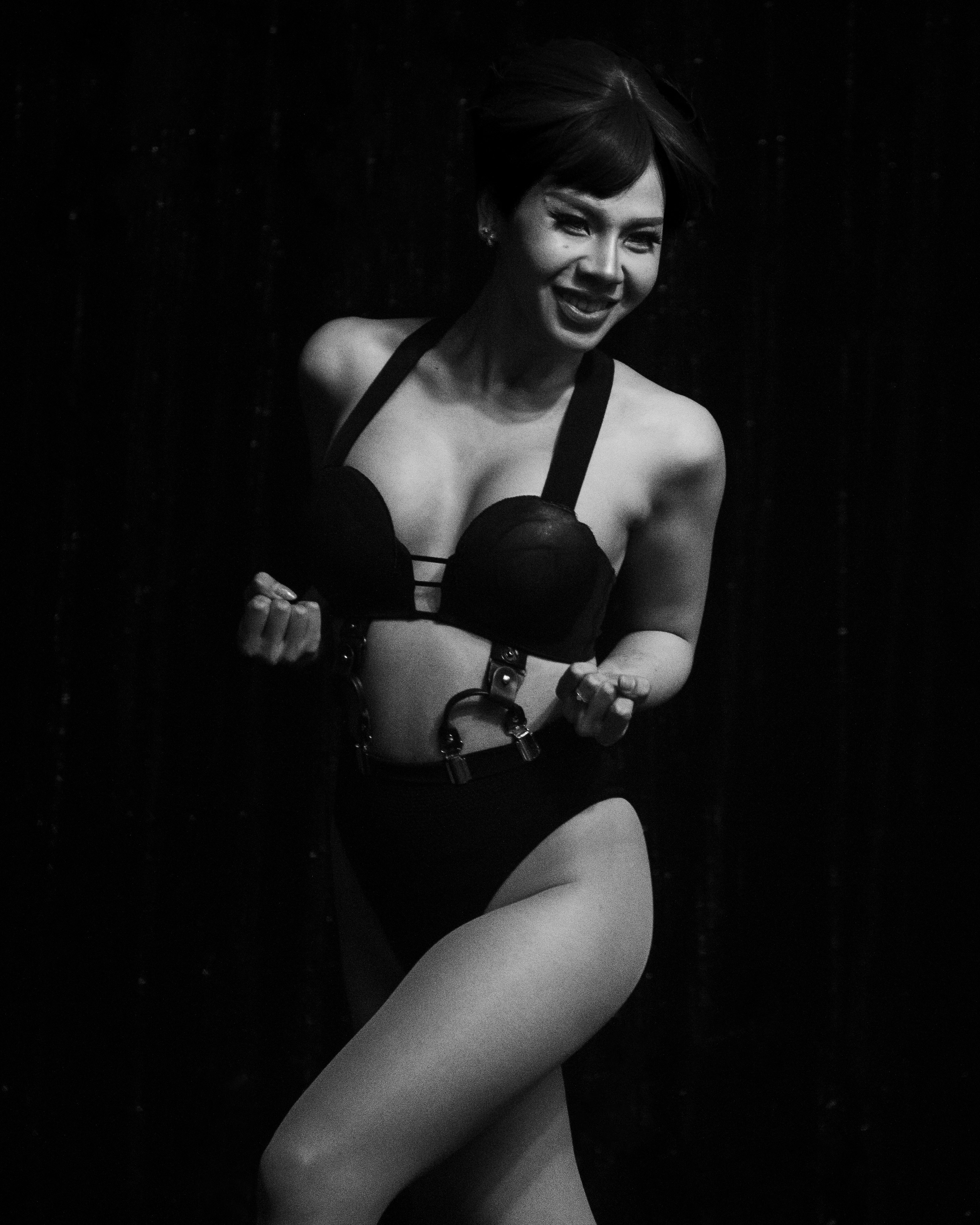Una foto in bianco e nero di una donna in lingerie