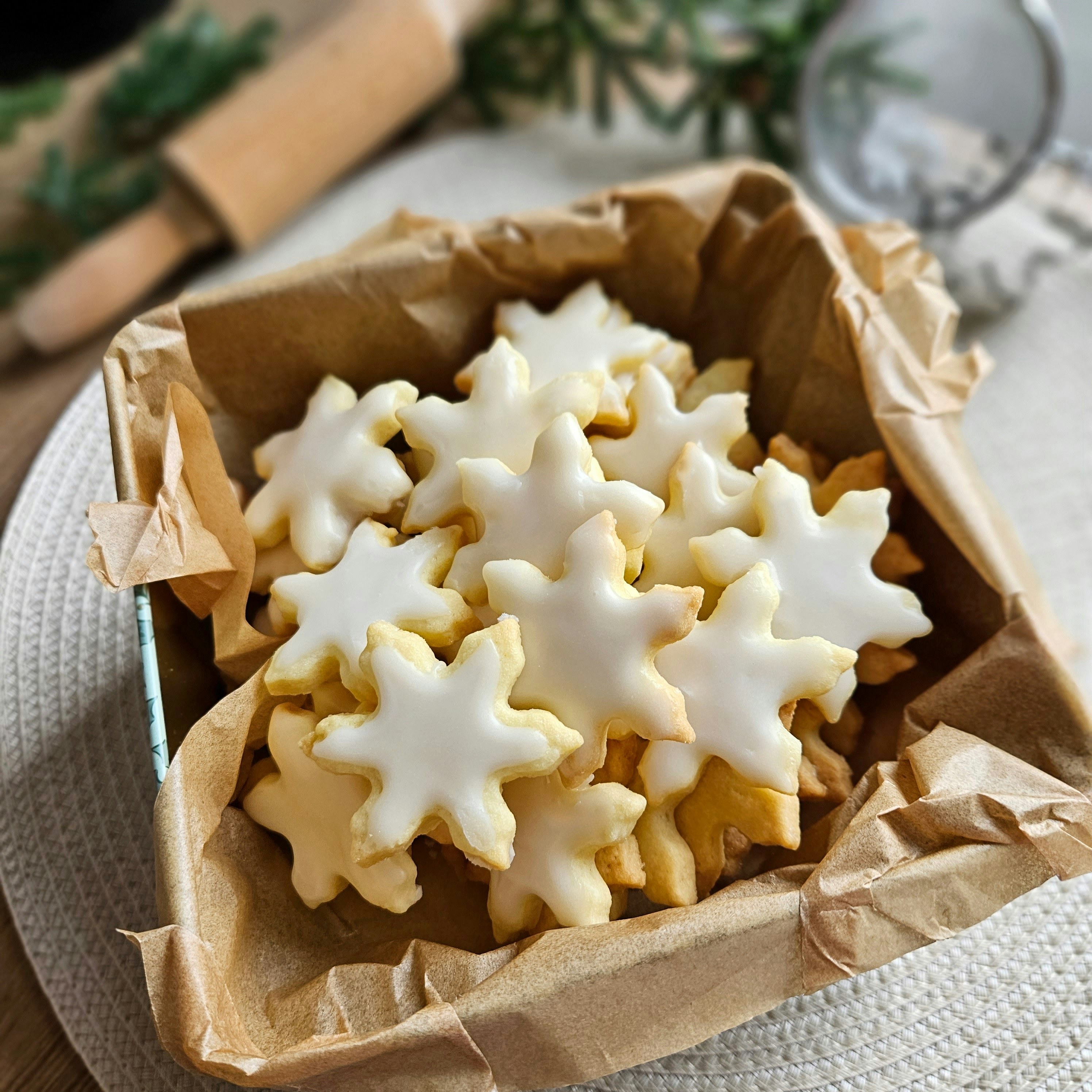 Eine mit Keksen gefüllte Papiertüte auf einem Tisch