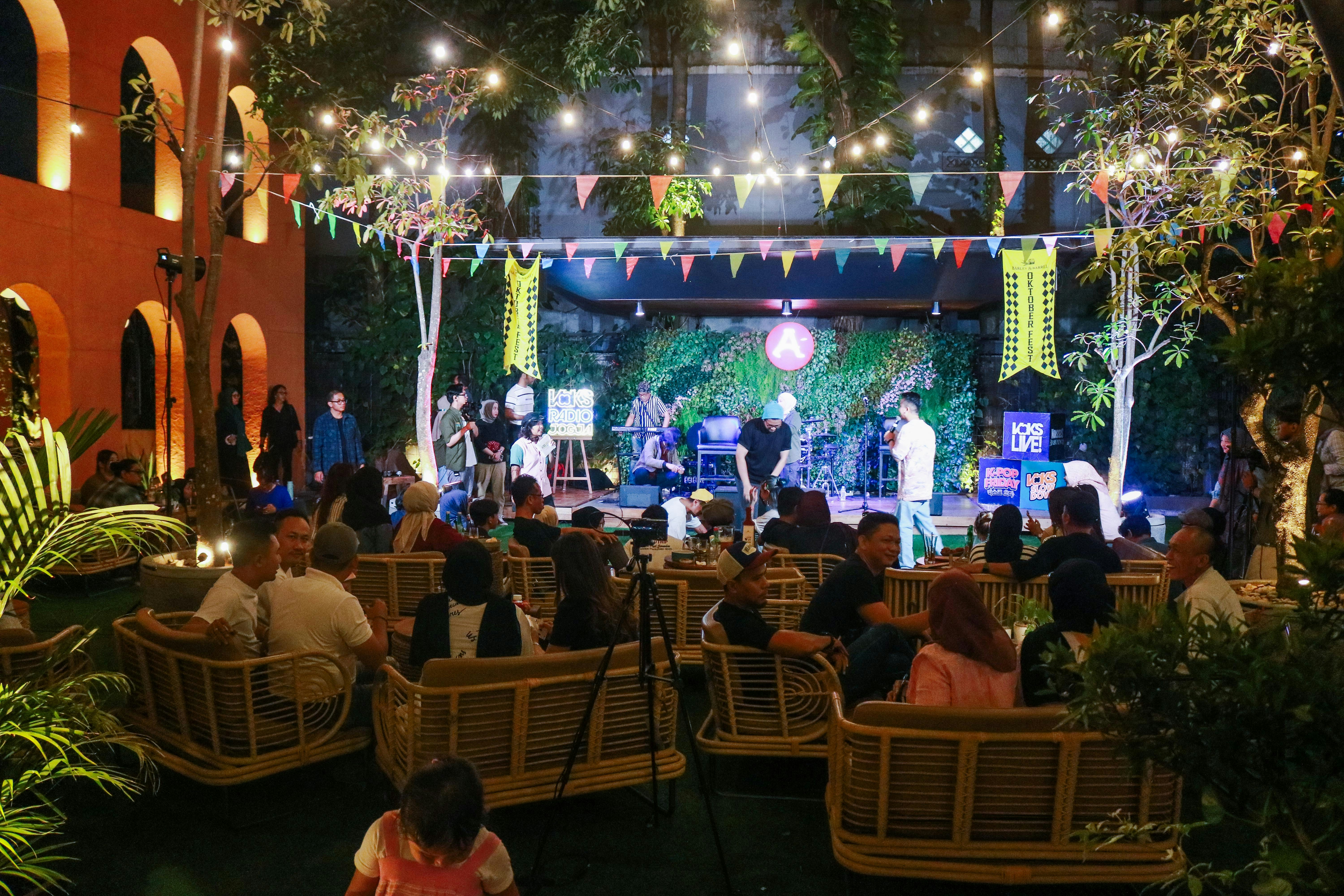 Muziekconcert met live band performance en publiek