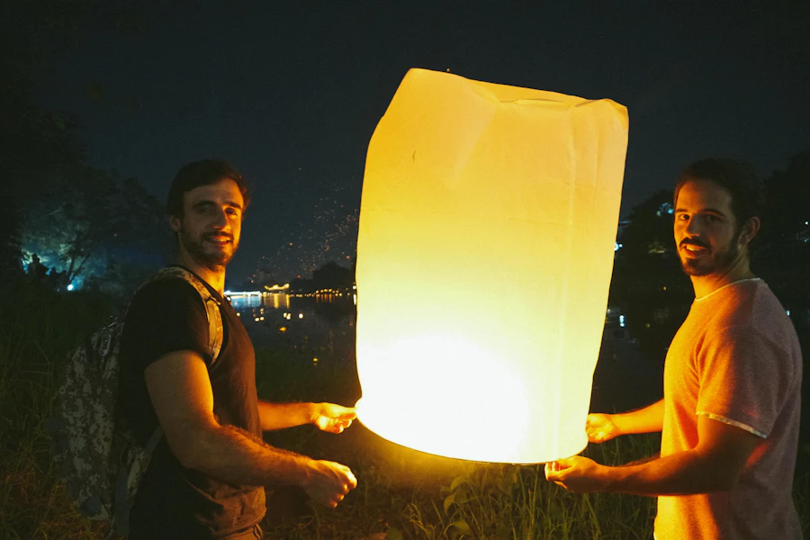 點著蠟燭的水燈漂浮在夜晚的河面上