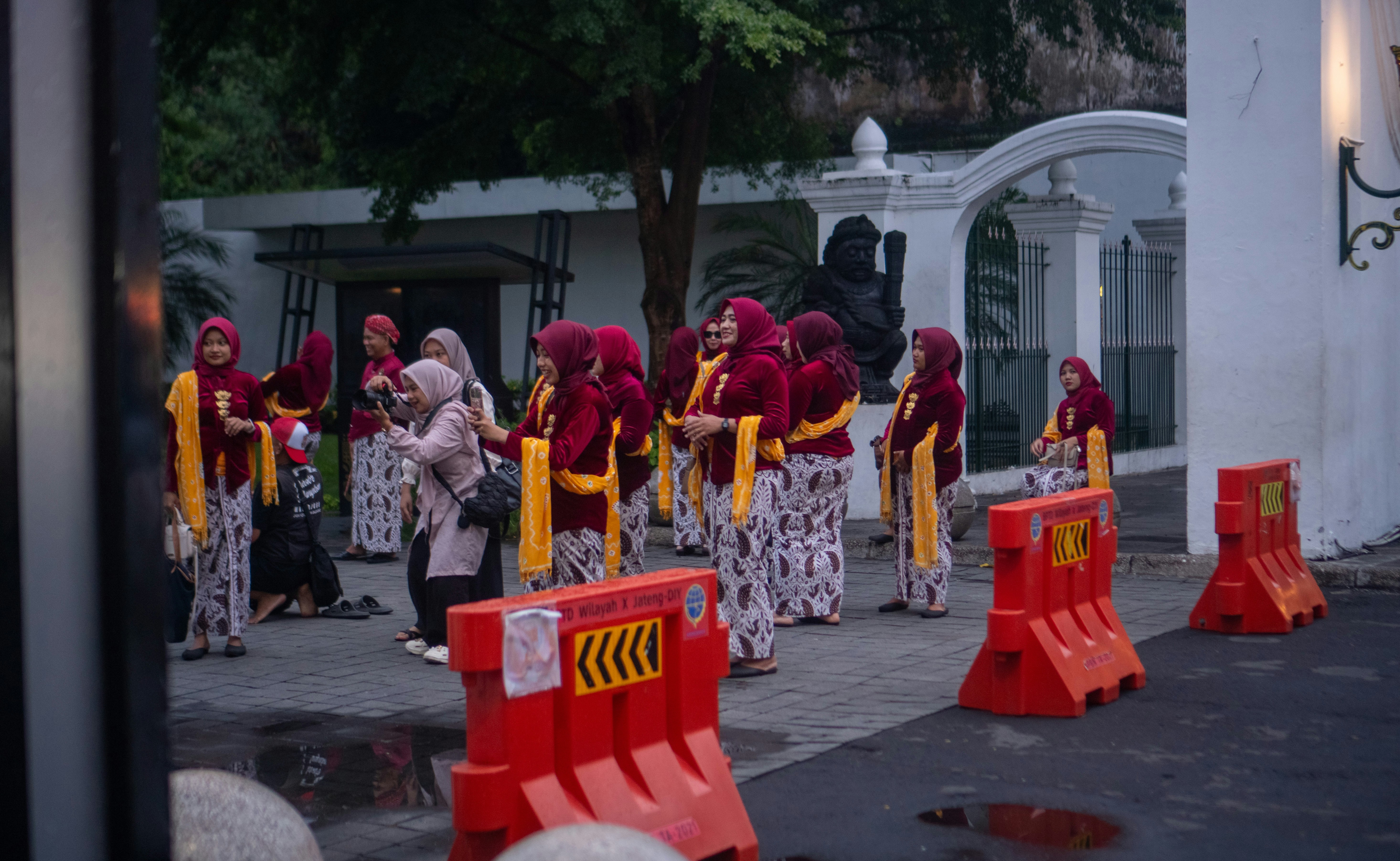 Sekelompok orang berdiri di depan sebuah gedung