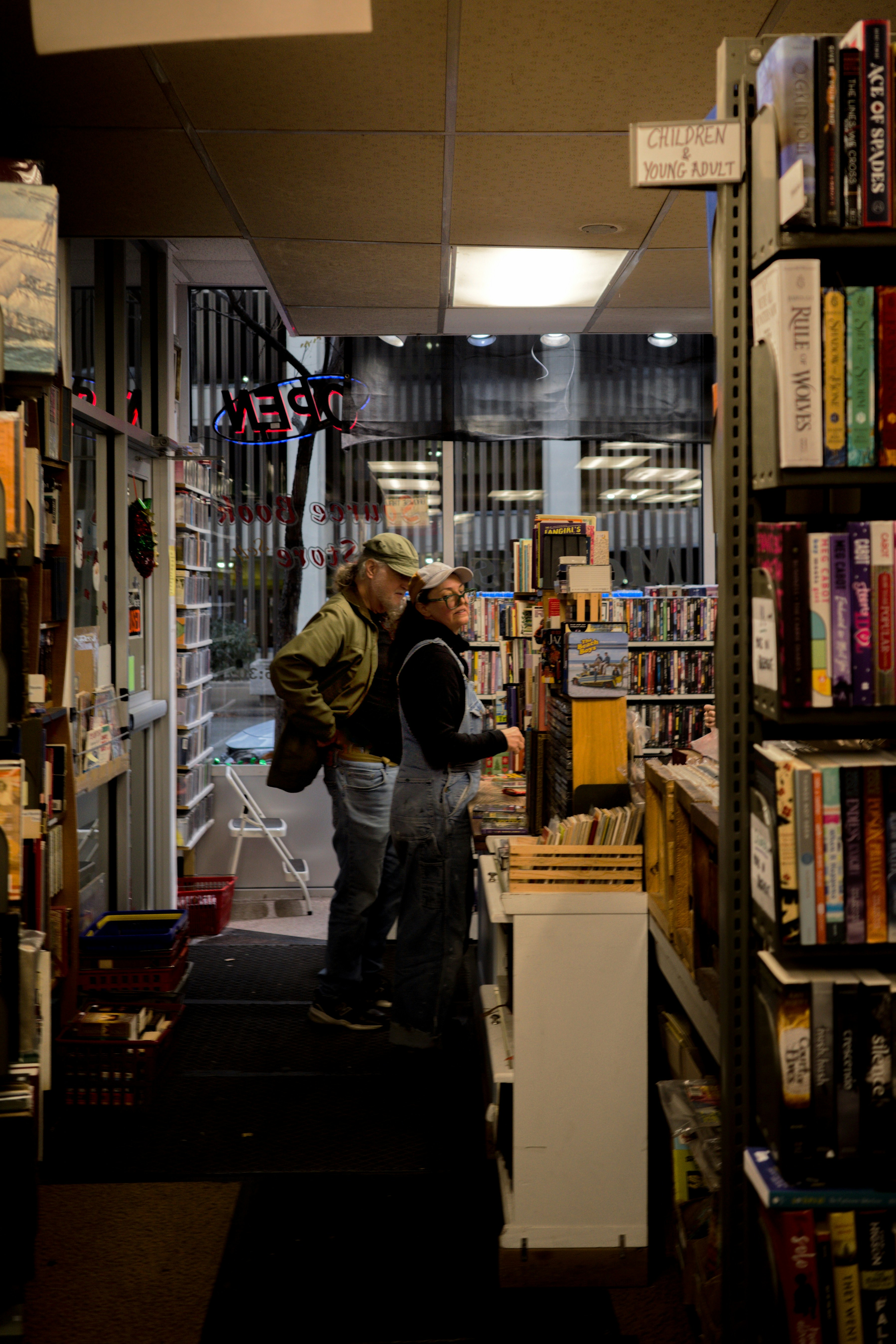 gray computer monitor