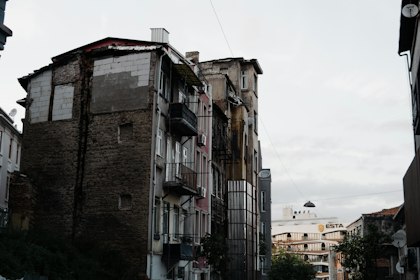 Kentsel dönüşüm bekleyen yıpranmış eski apartman cephesi