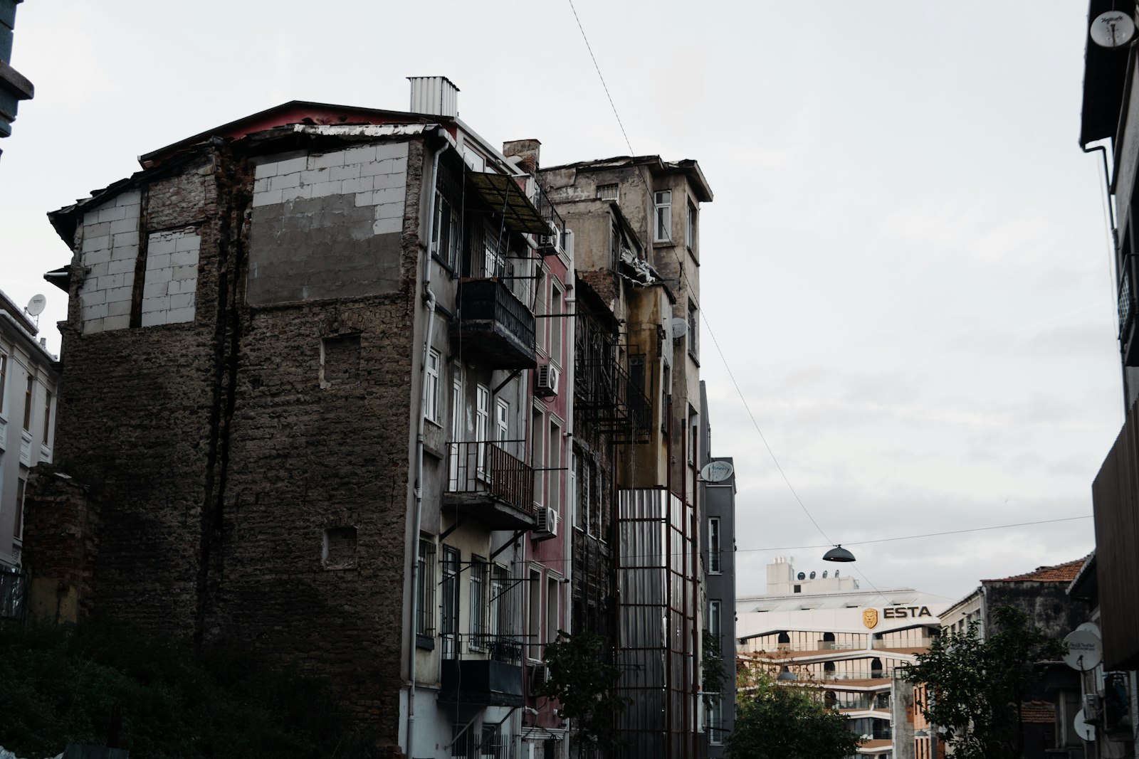 Kentsel dönüşüm bekleyen yıpranmış eski apartman cephesi