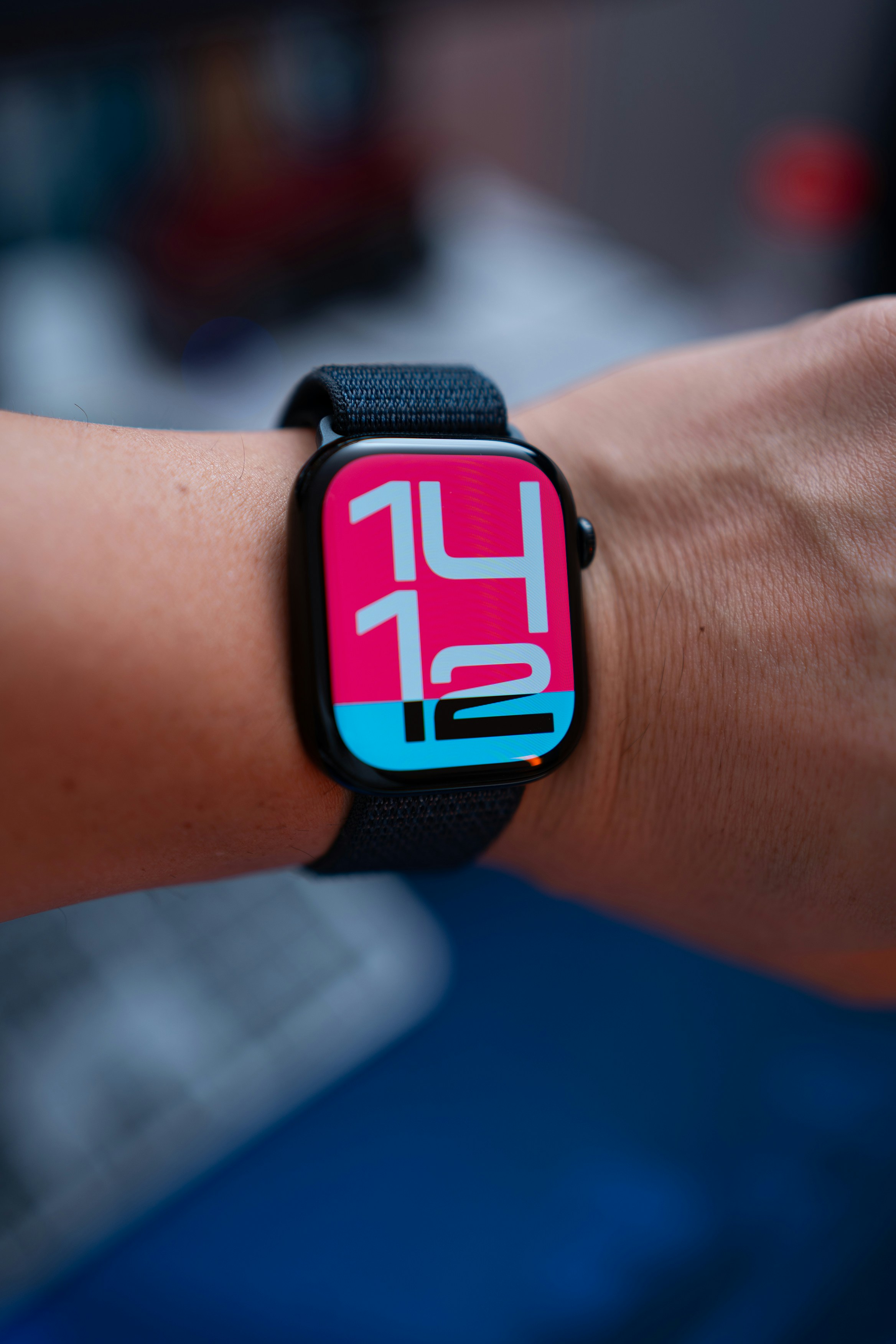 Un primer plano de la muñeca de una persona con un reloj en ella