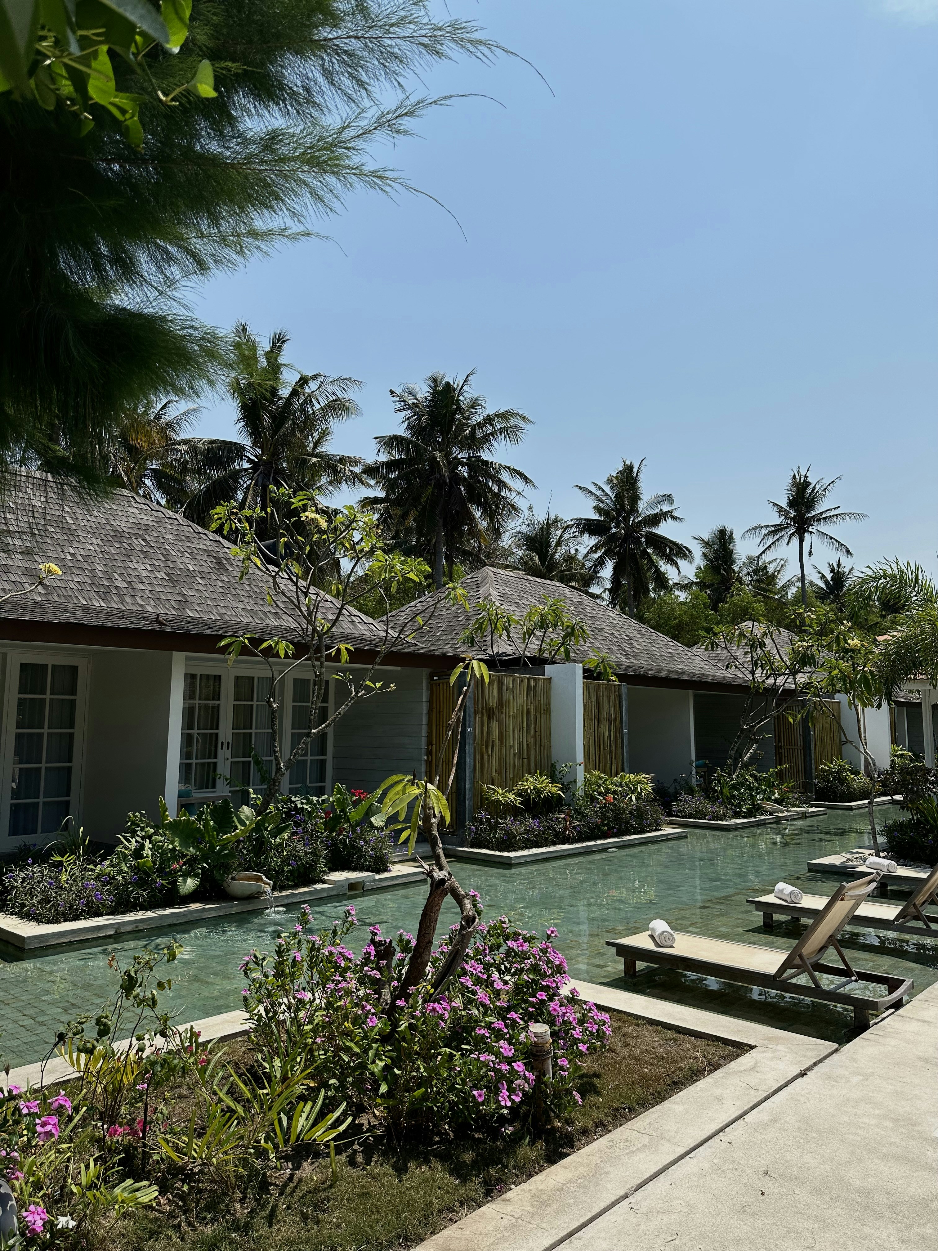 Posada frente al mar con terraza y jardín tropical