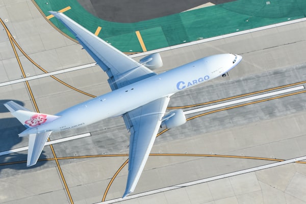 Blaues und rotes Frachtschiff auf See