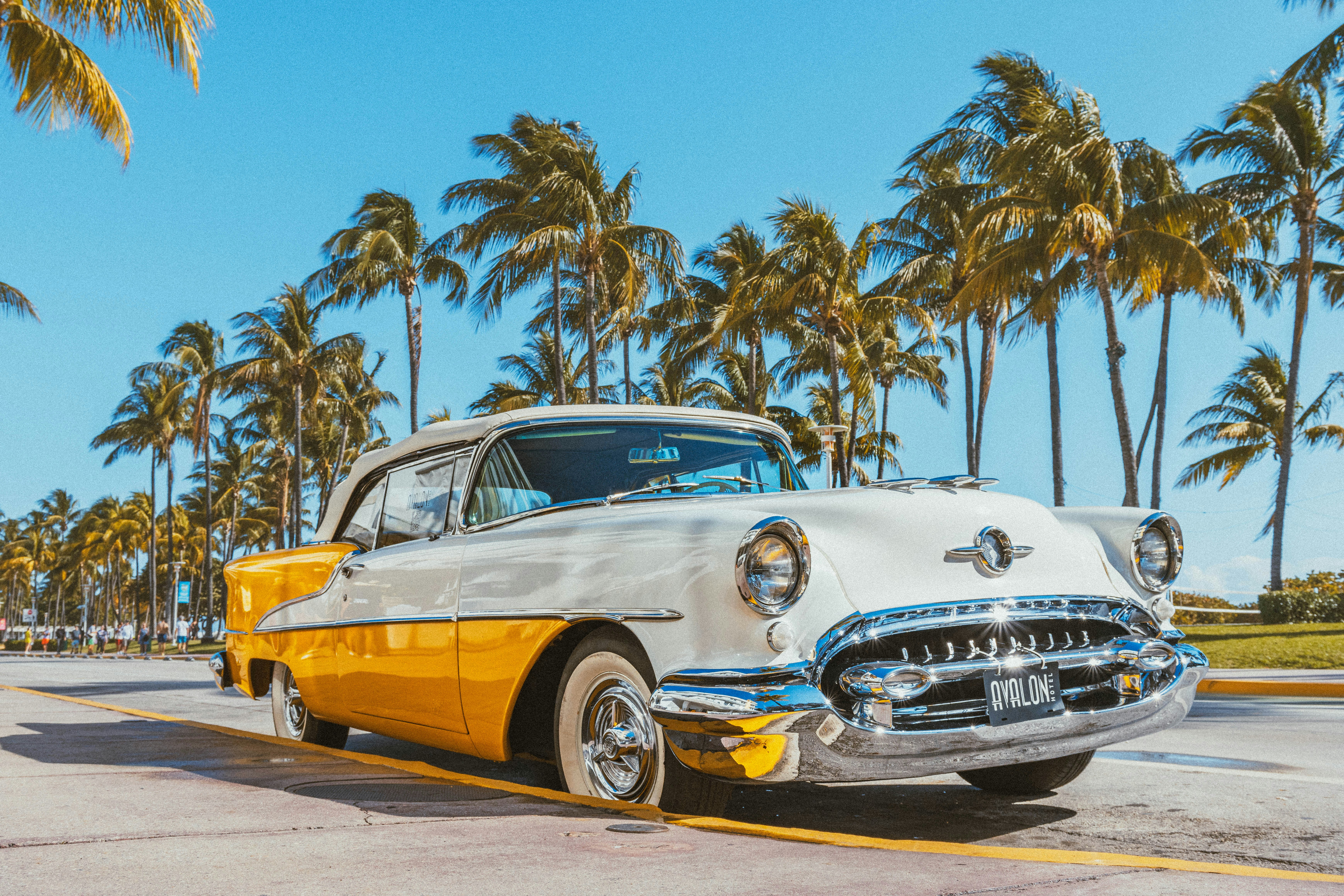 Klassischer Wagen auf dem Ocean Drive in Miami, nahe günstigen Hoteloptionen