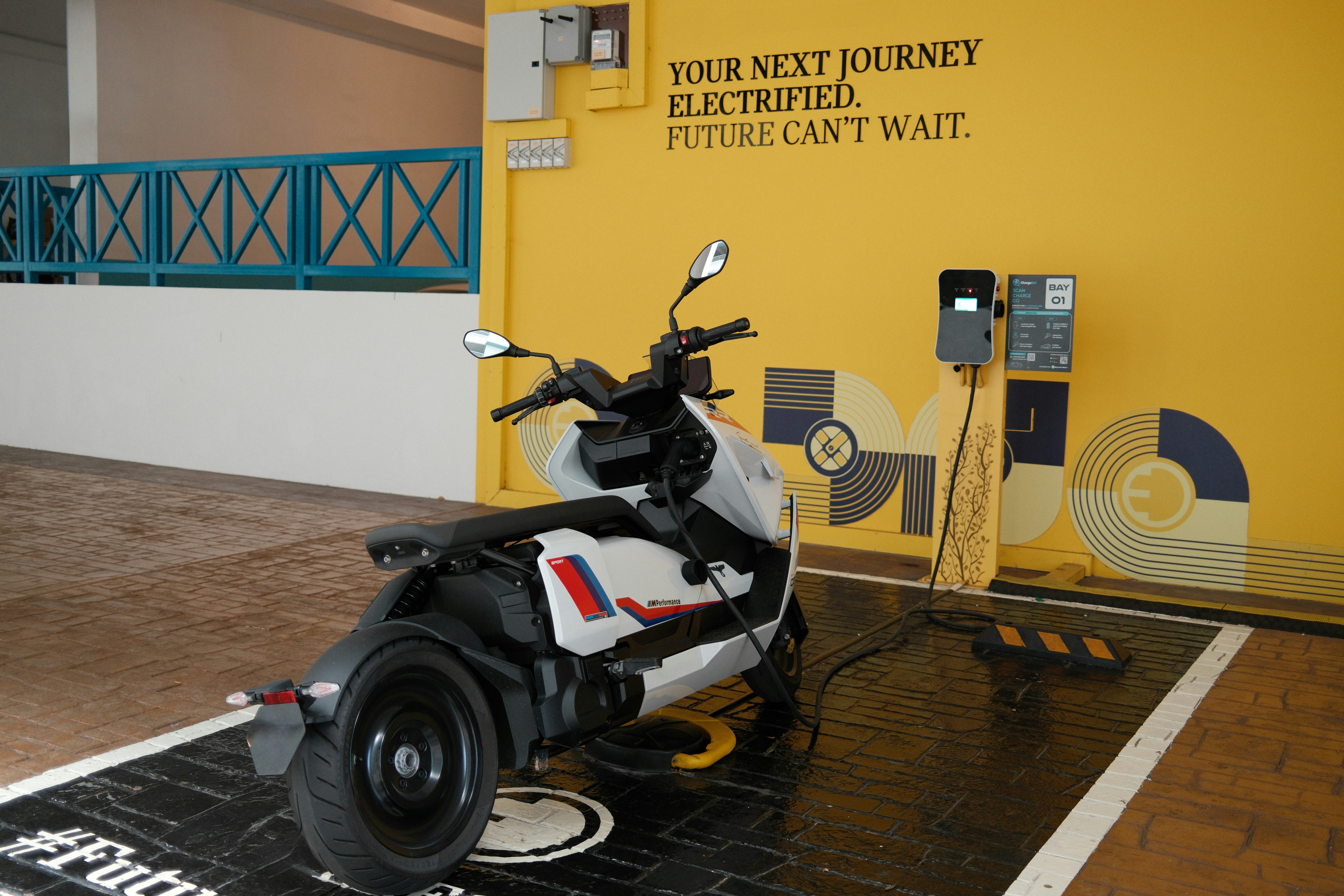 Un scooter garé dans un parking