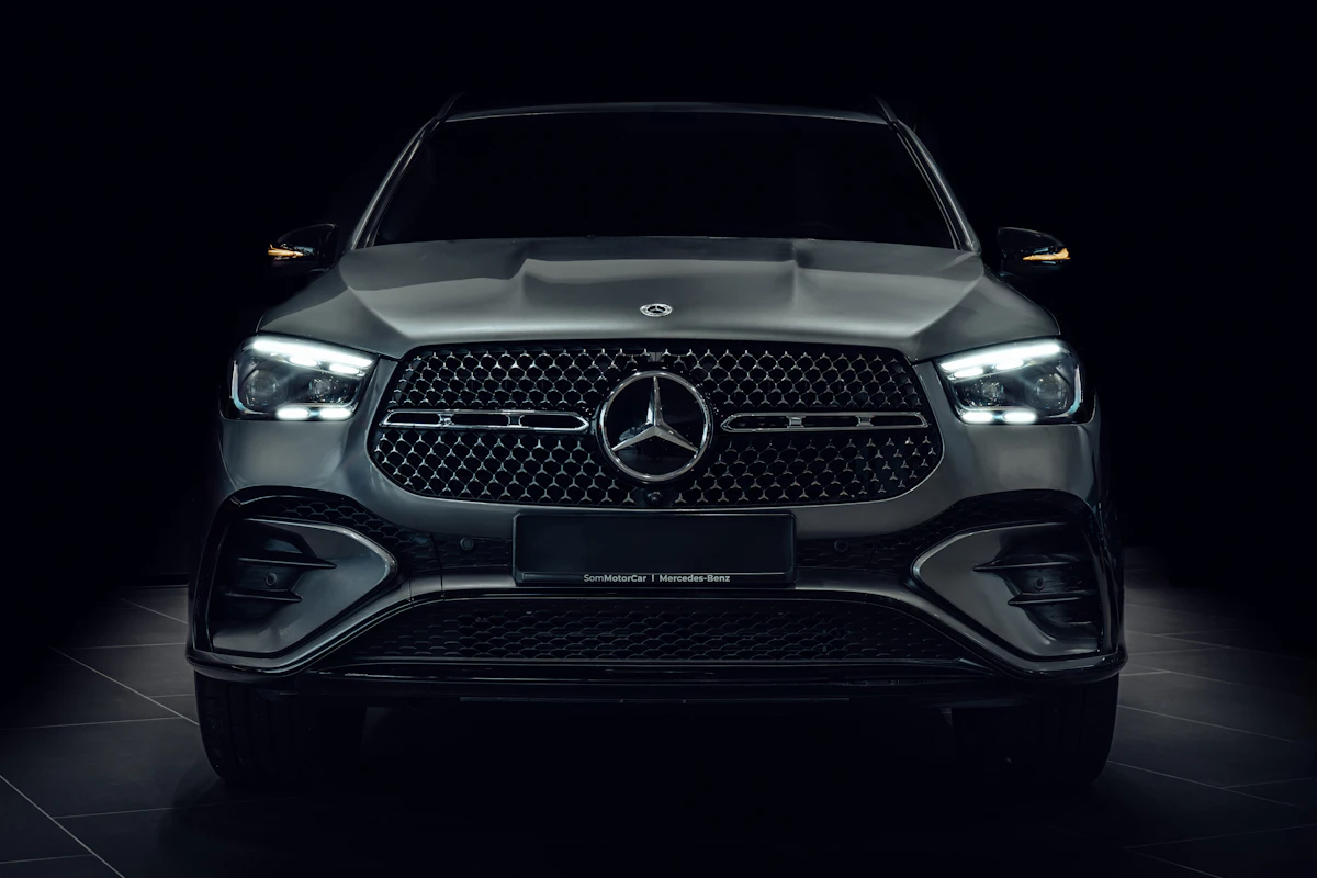 Mercedes-Benz Fahrzeugaufnahme aus der gewählten Unsplash-Bildserie (Beispielmotiv)