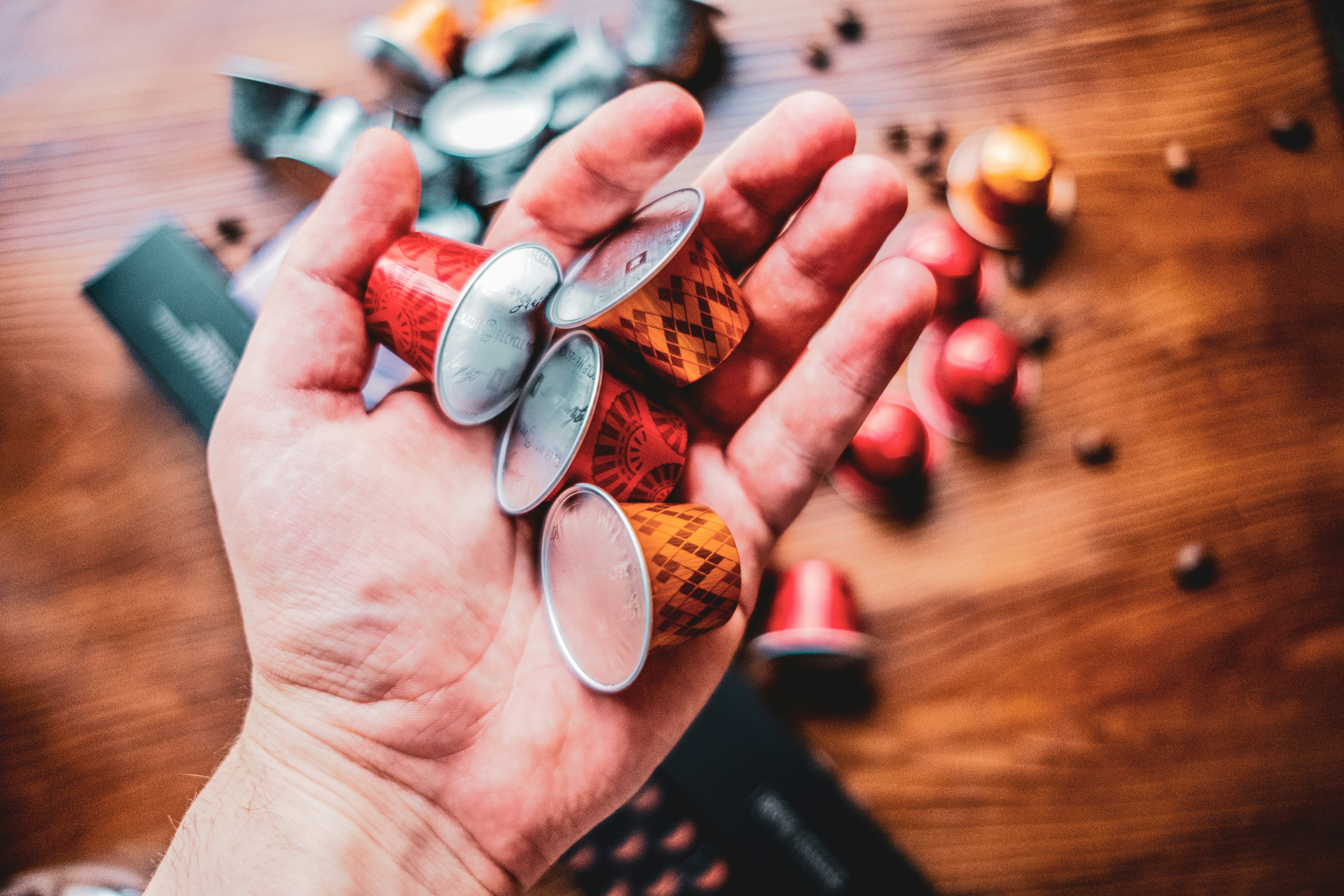 在中国，衣、食、住、行的APP都有借钱功能，流量巨头都在金融变现