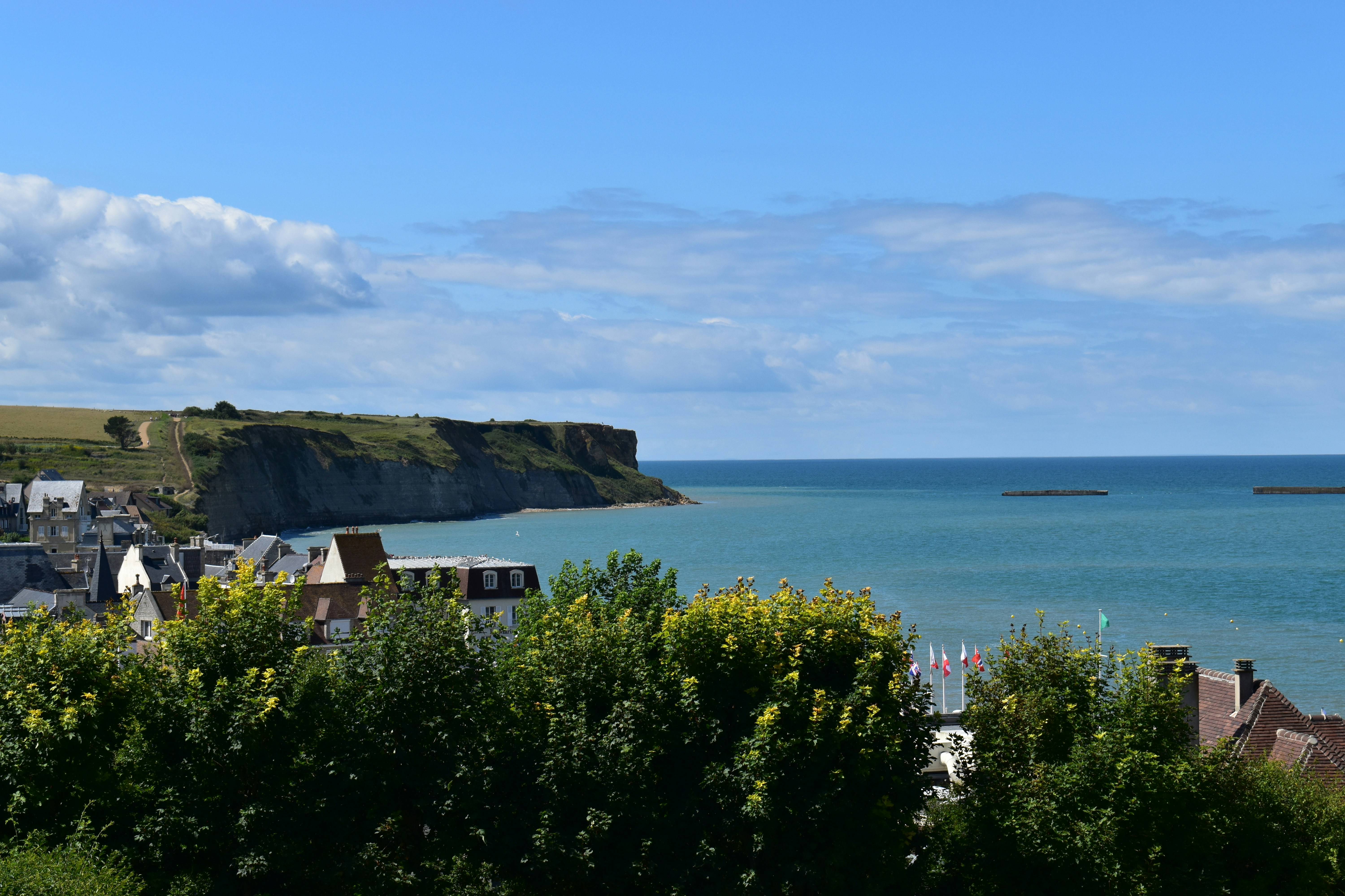 Uma vista do oceano do topo de uma colina