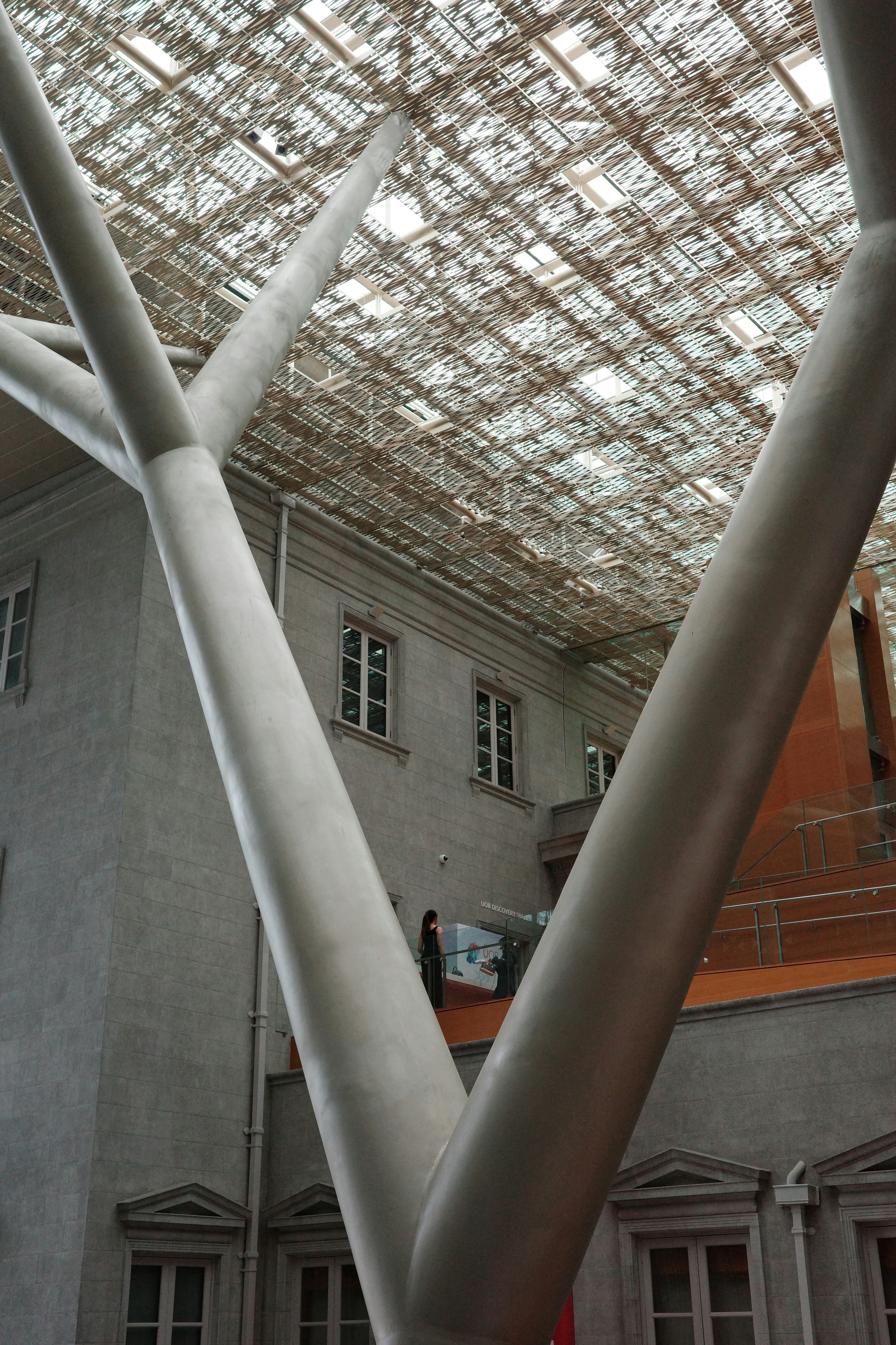 Un grand bâtiment avec une verrière et une horloge
