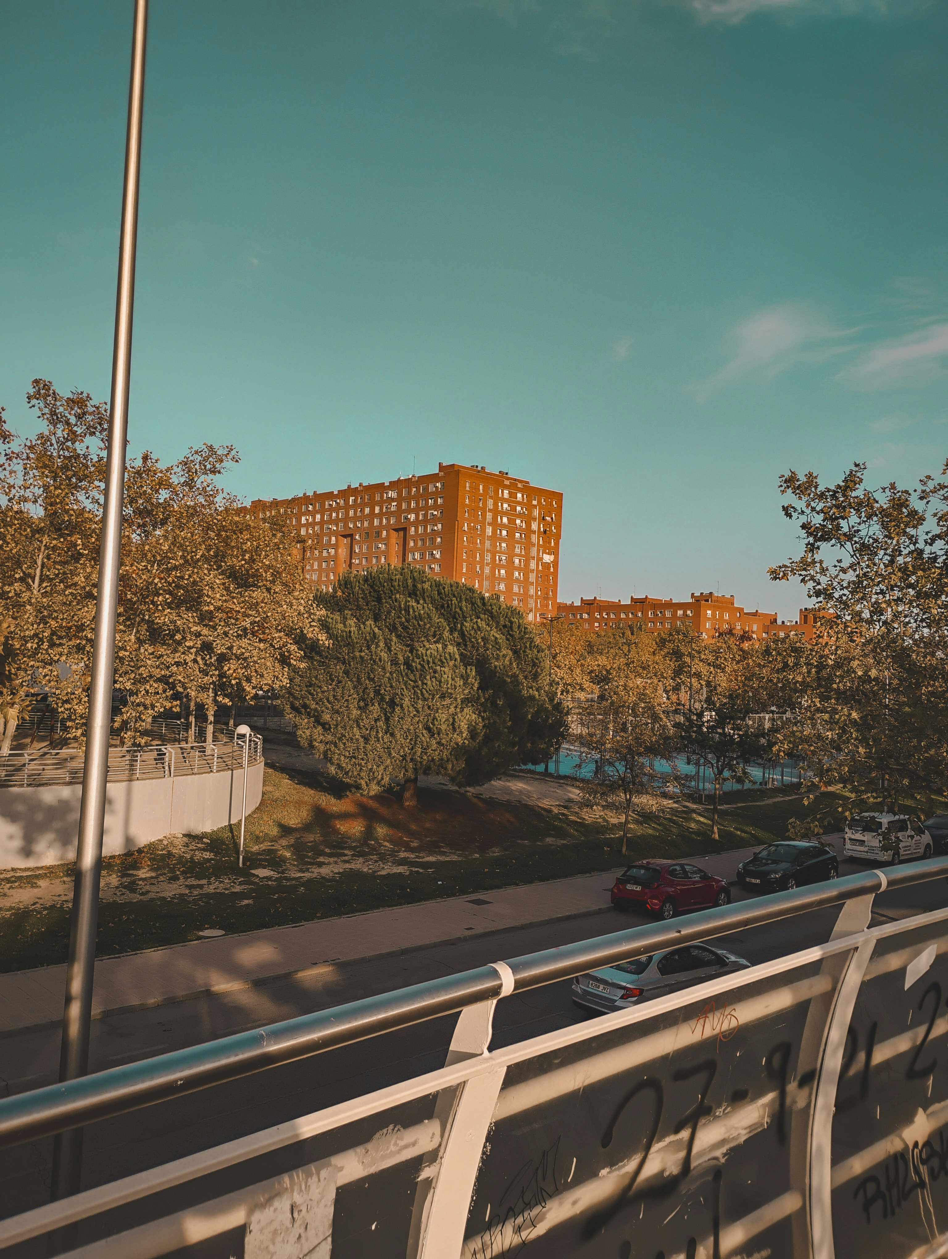 Una vista de una ciudad desde un puente