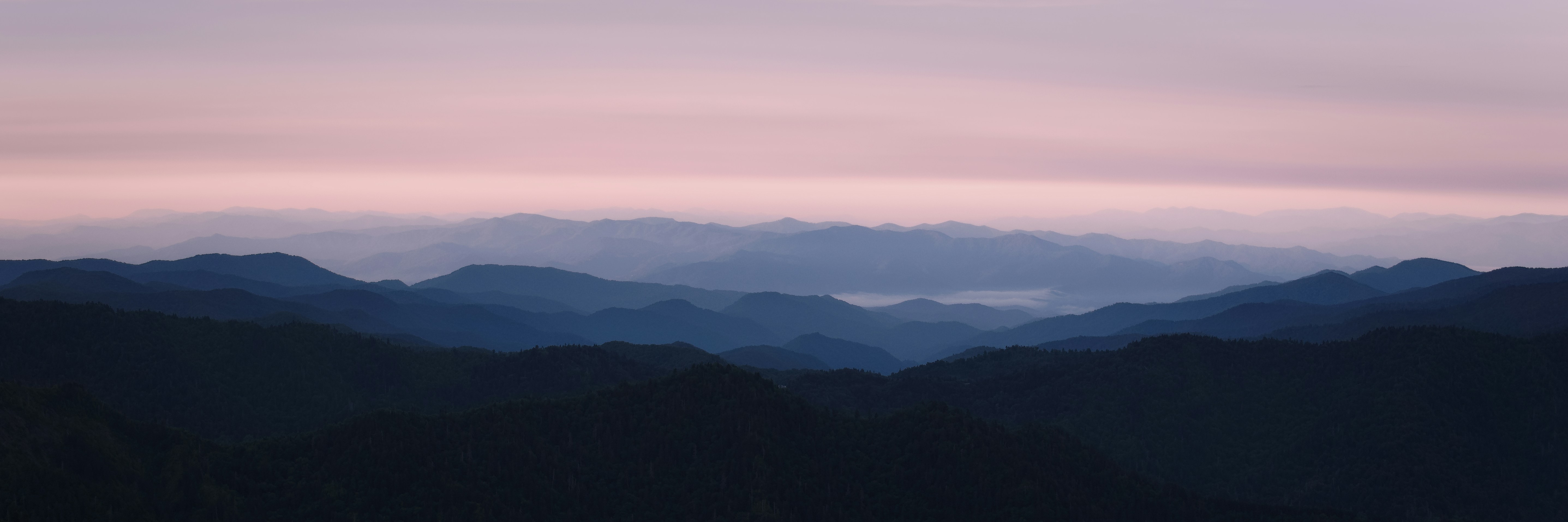 Ein verschwommenes Foto einer Gebirgskette