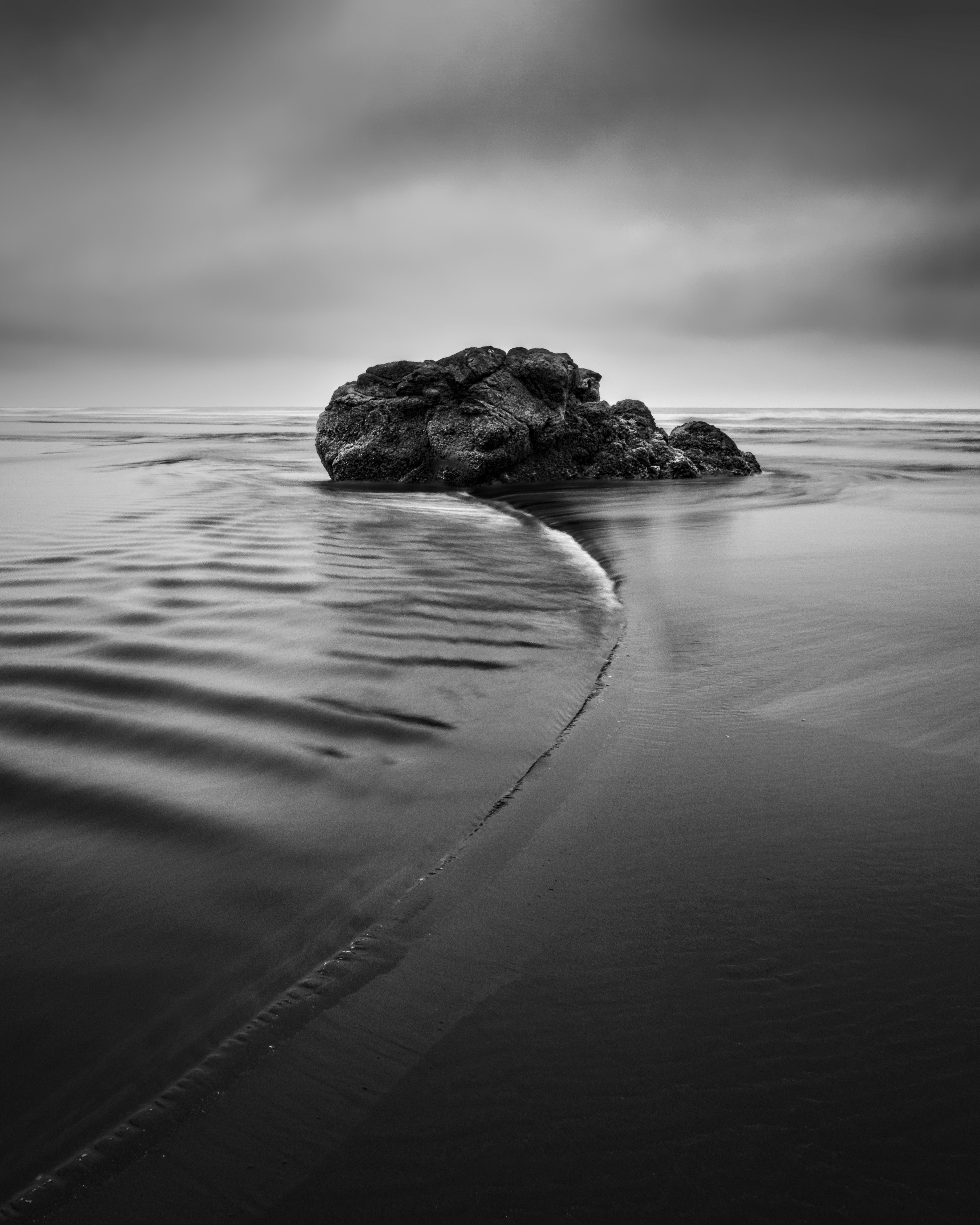 Ein Schwarz-Weiß-Foto eines Steins im Wasser