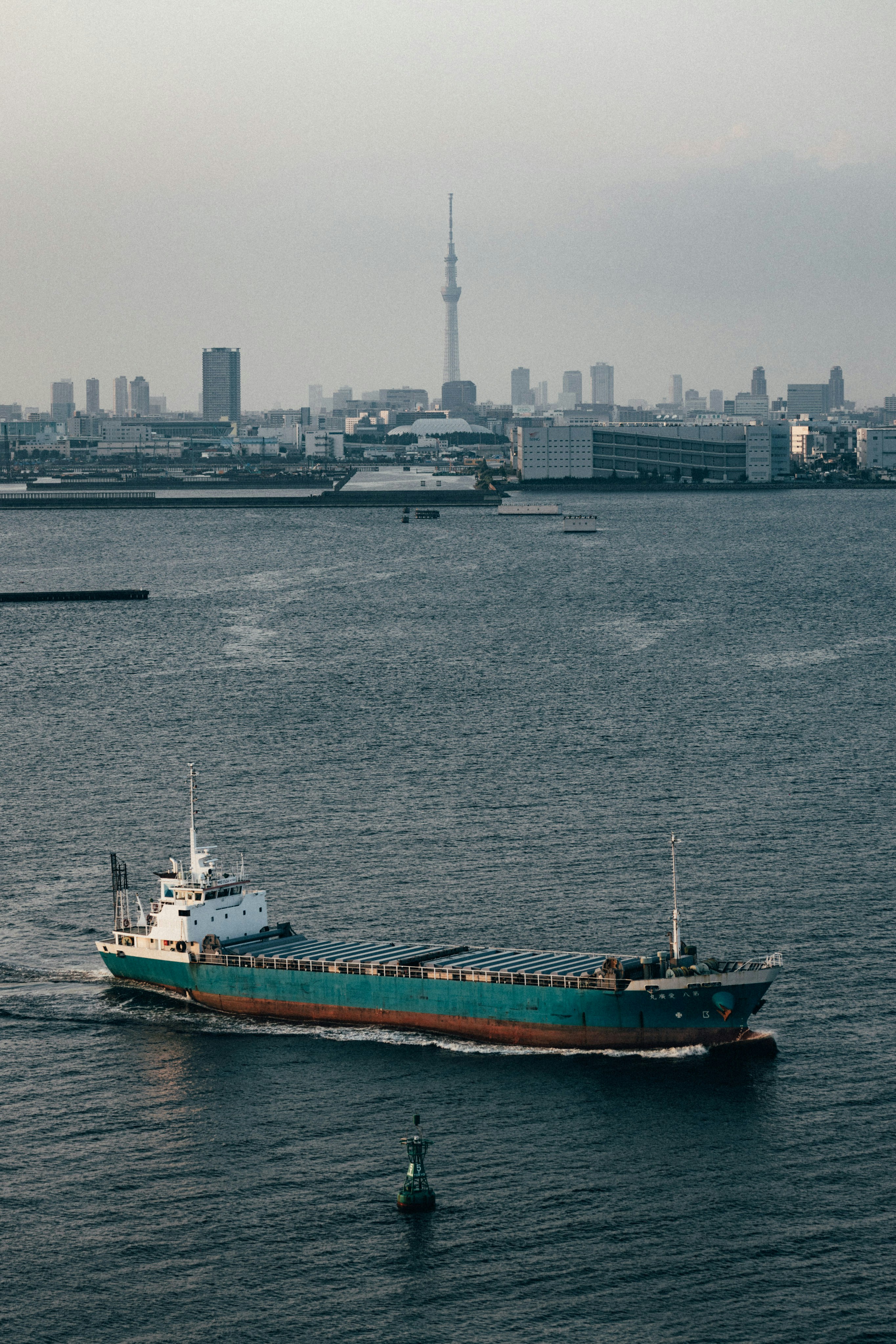 A large boat traveling across a large body of water photo – Free Japan ...
