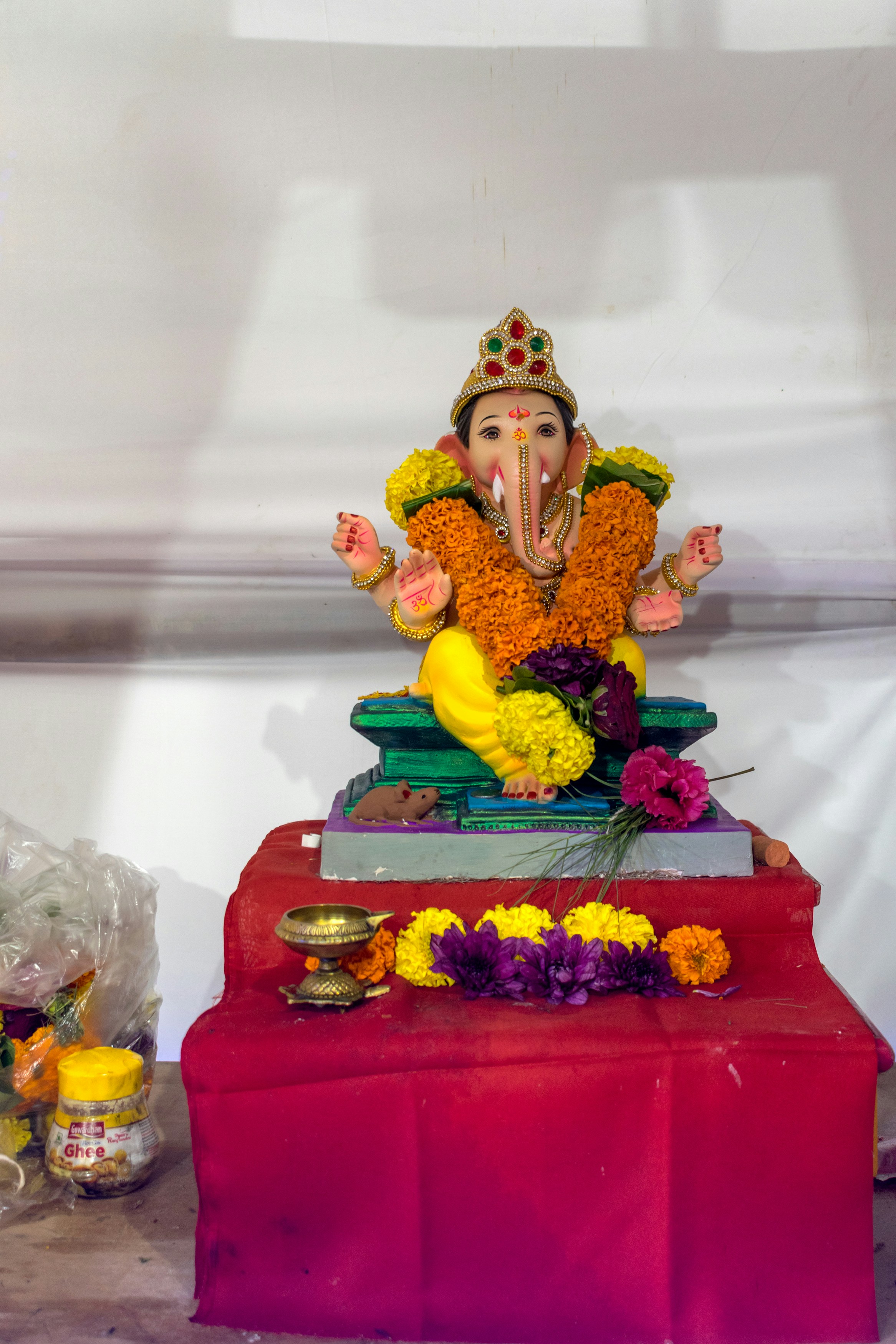 Eine Statue einer Person, die auf einem roten Tisch sitzt