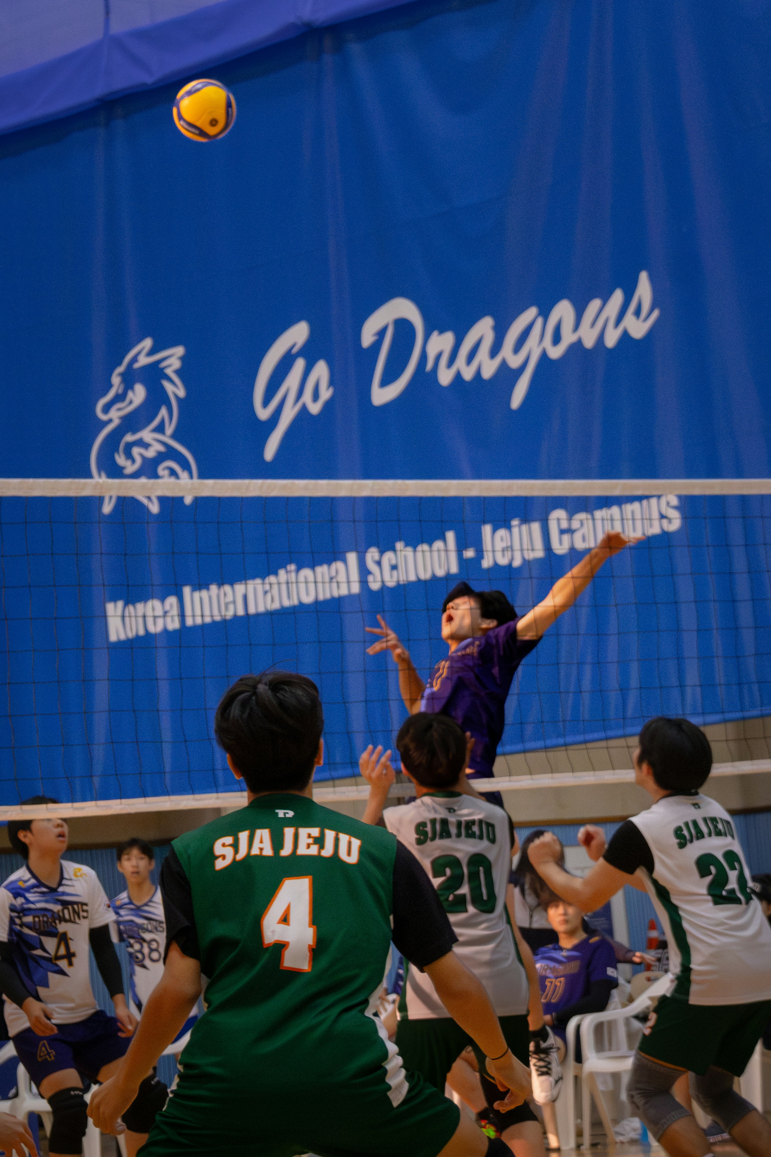 Sekelompok pemuda bermain bola basket