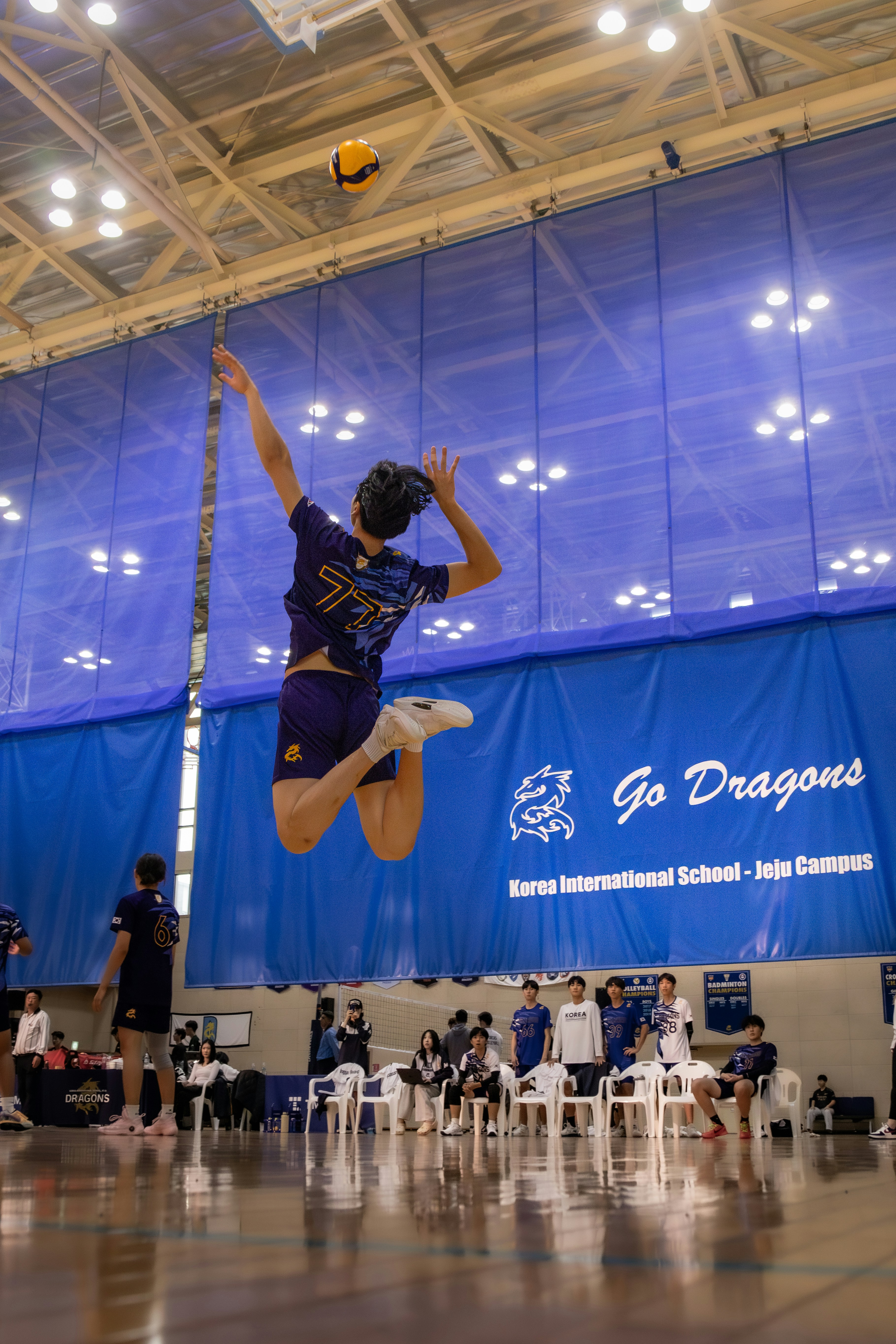 Seseorang melompat di udara dengan bola basket
