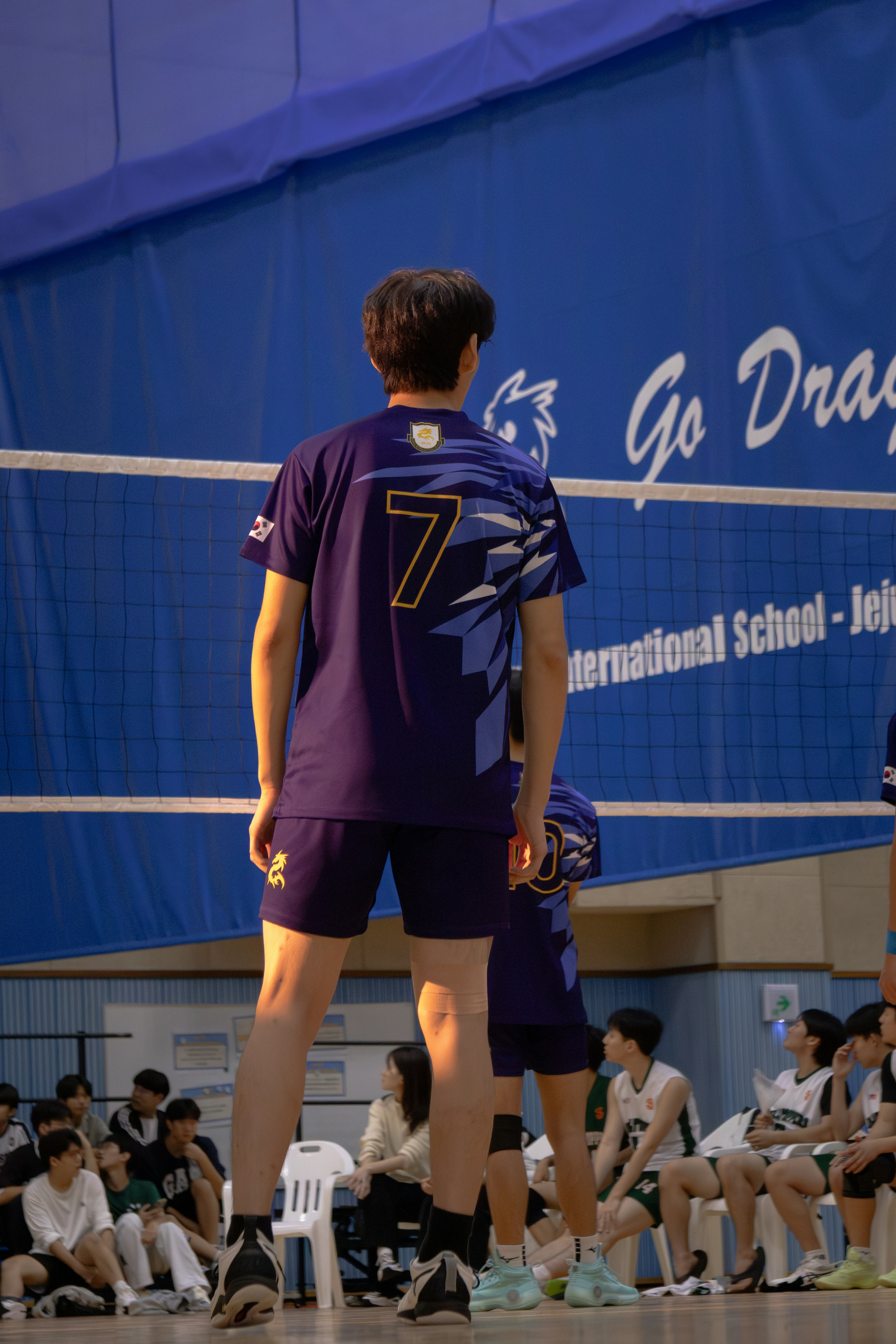 Sekelompok pria berdiri di atas lapangan basket