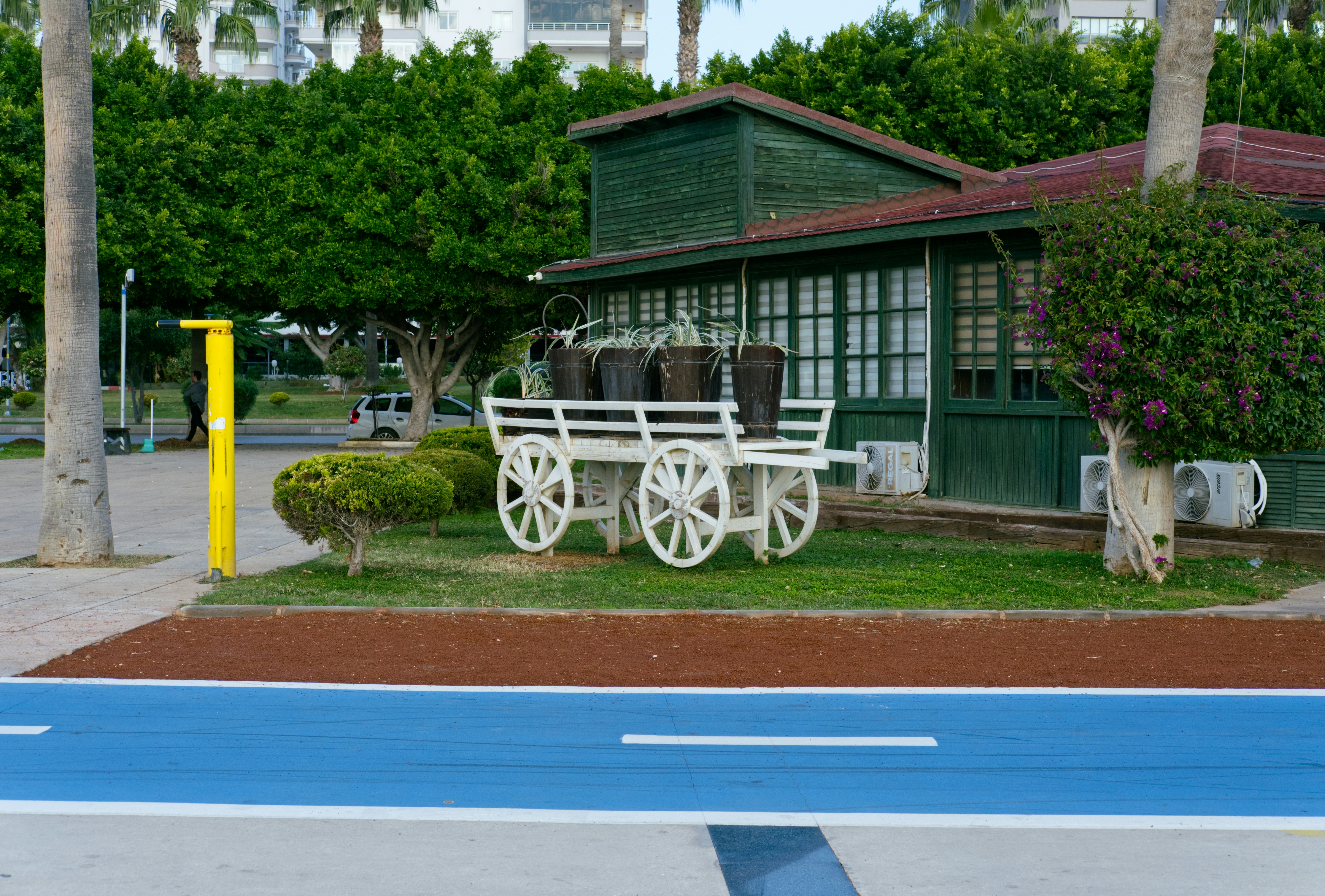 A horse drawn carriage sitting in front of a house