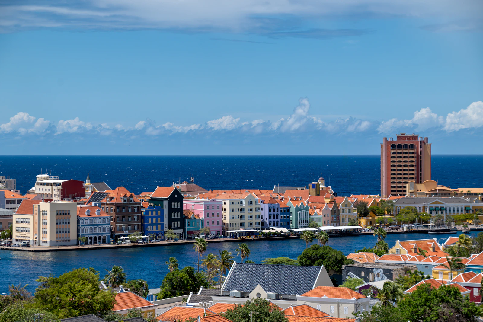 Bahía de Santa Ana y edificios frente al agua en Willemstad, Curazao
