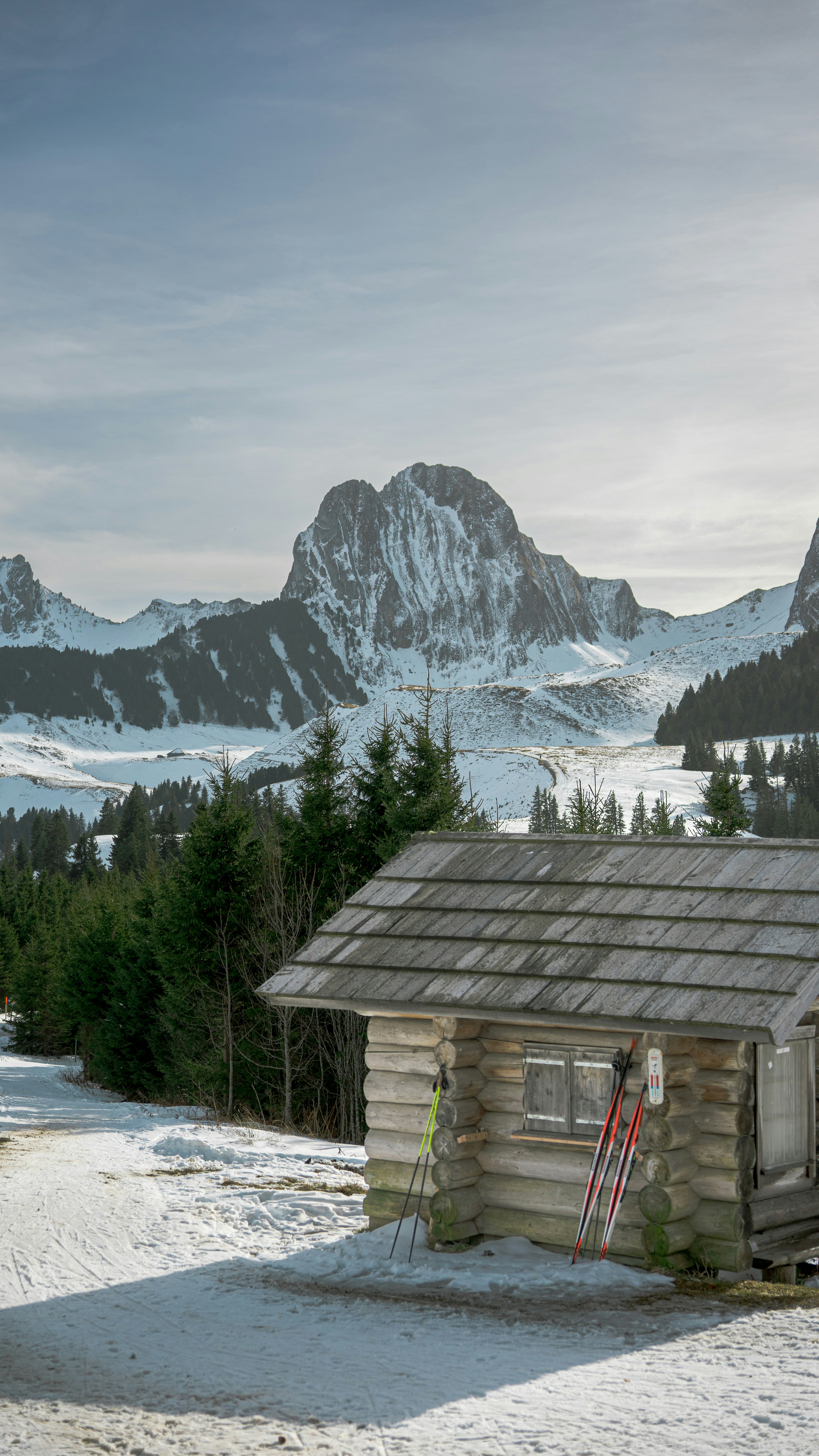 Eine Hütte im Schnee mit Bergen im Hintergrund