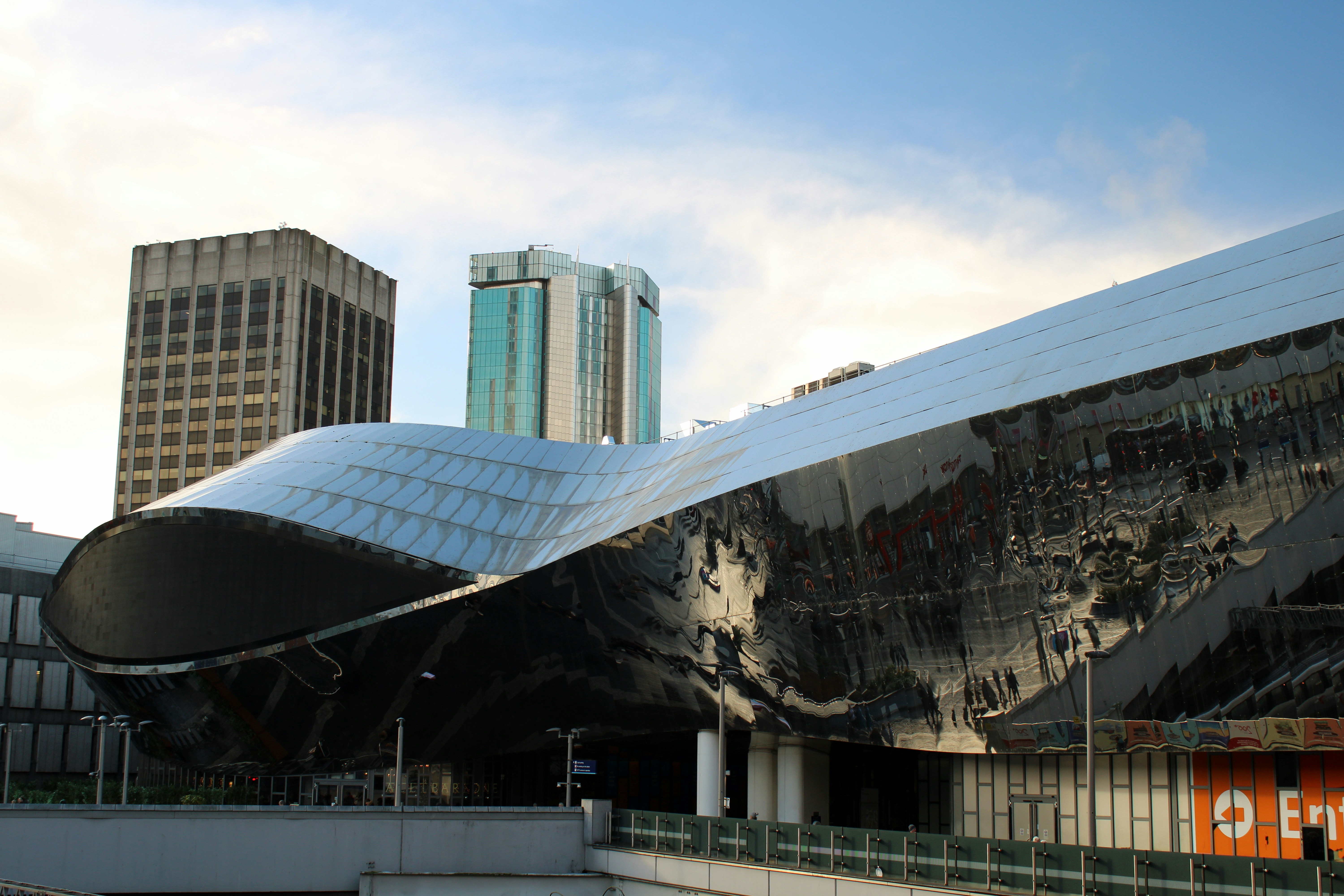 Un gran edificio en blanco y negro en una ciudad