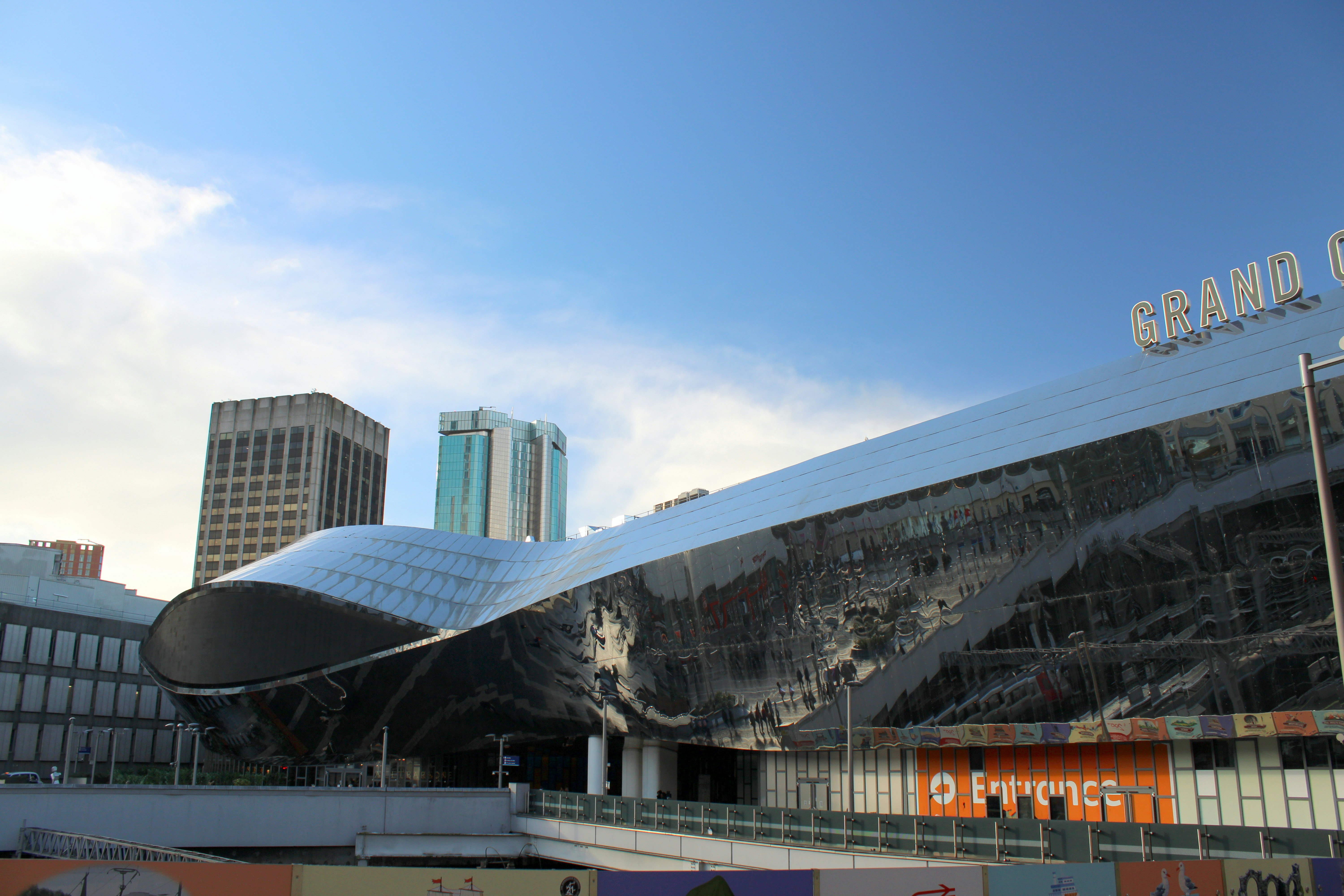 Una vista de un gran edificio desde el otro lado de la calle