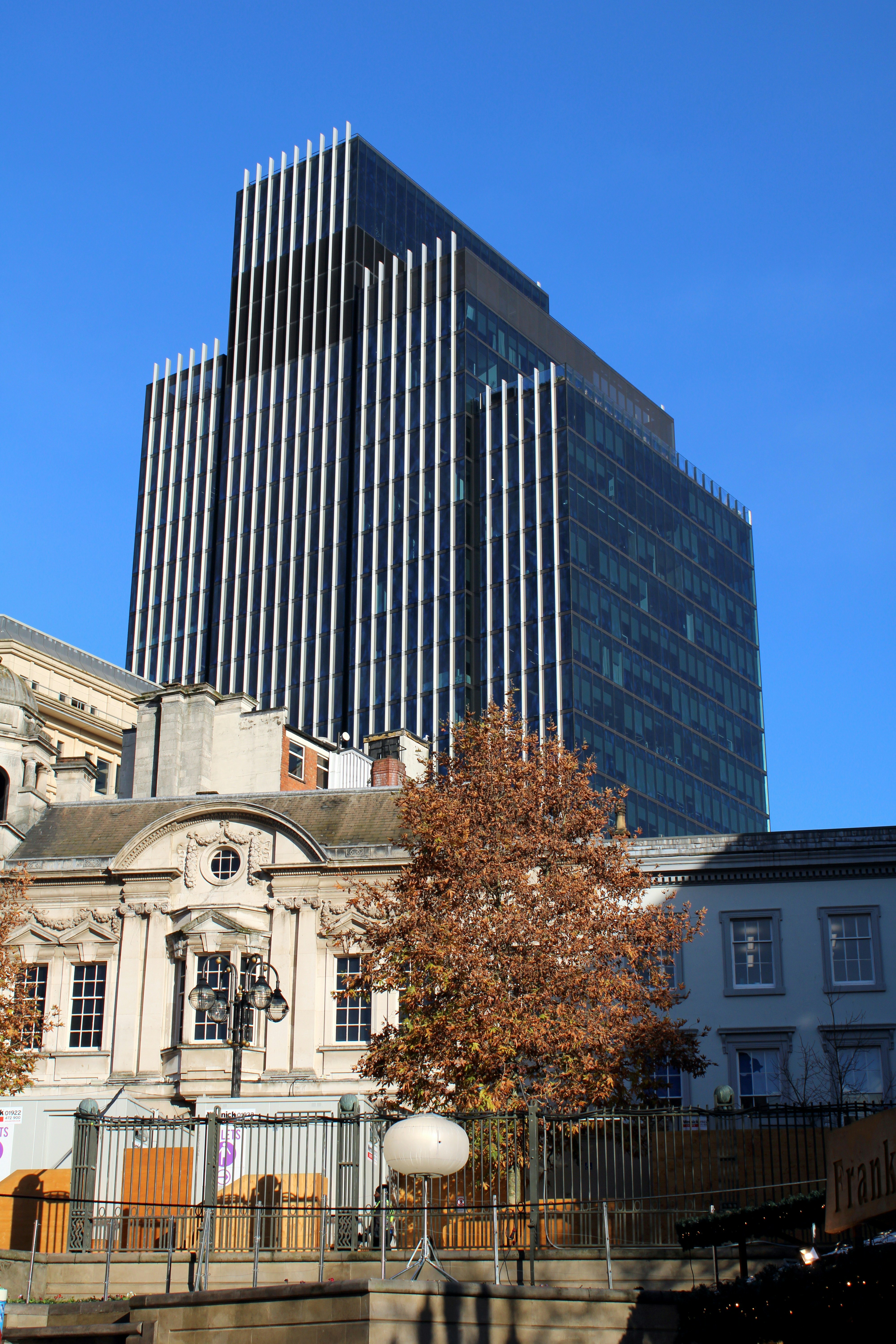 Un grand bâtiment situé à côté d’une rivière