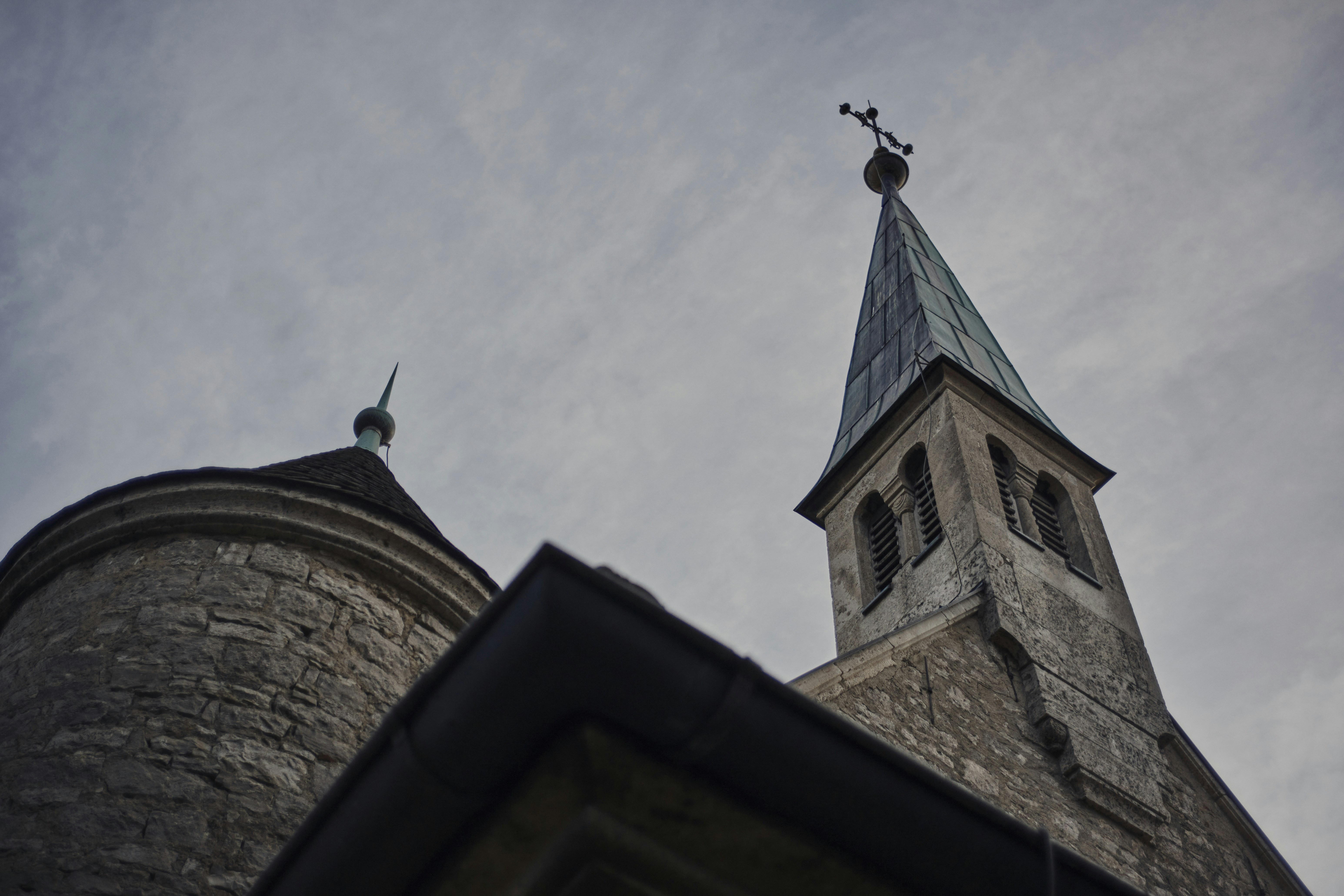 Um edifício alto com um campanário e um fundo do céu