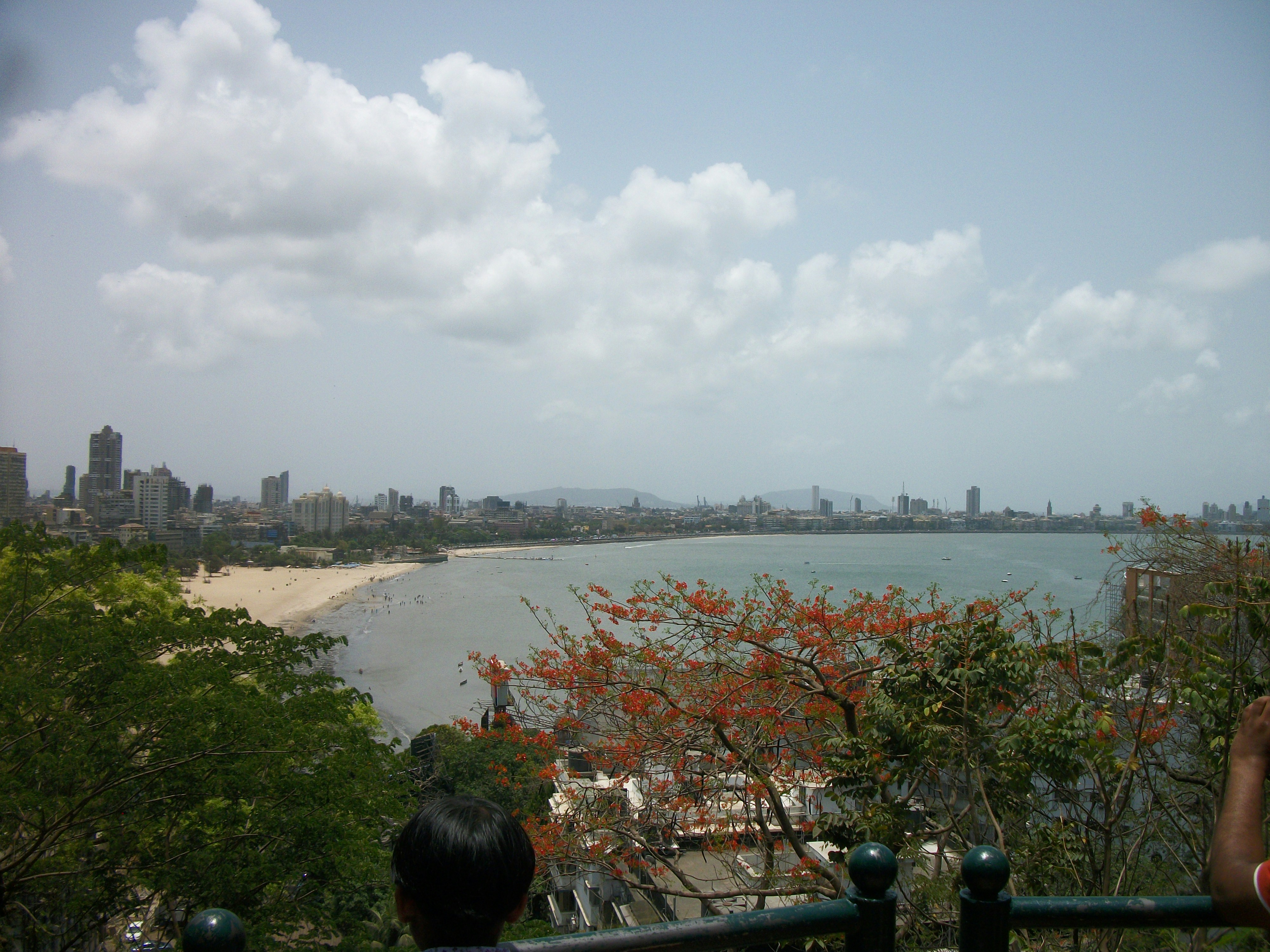 Un paio di persone che guardano l'acqua